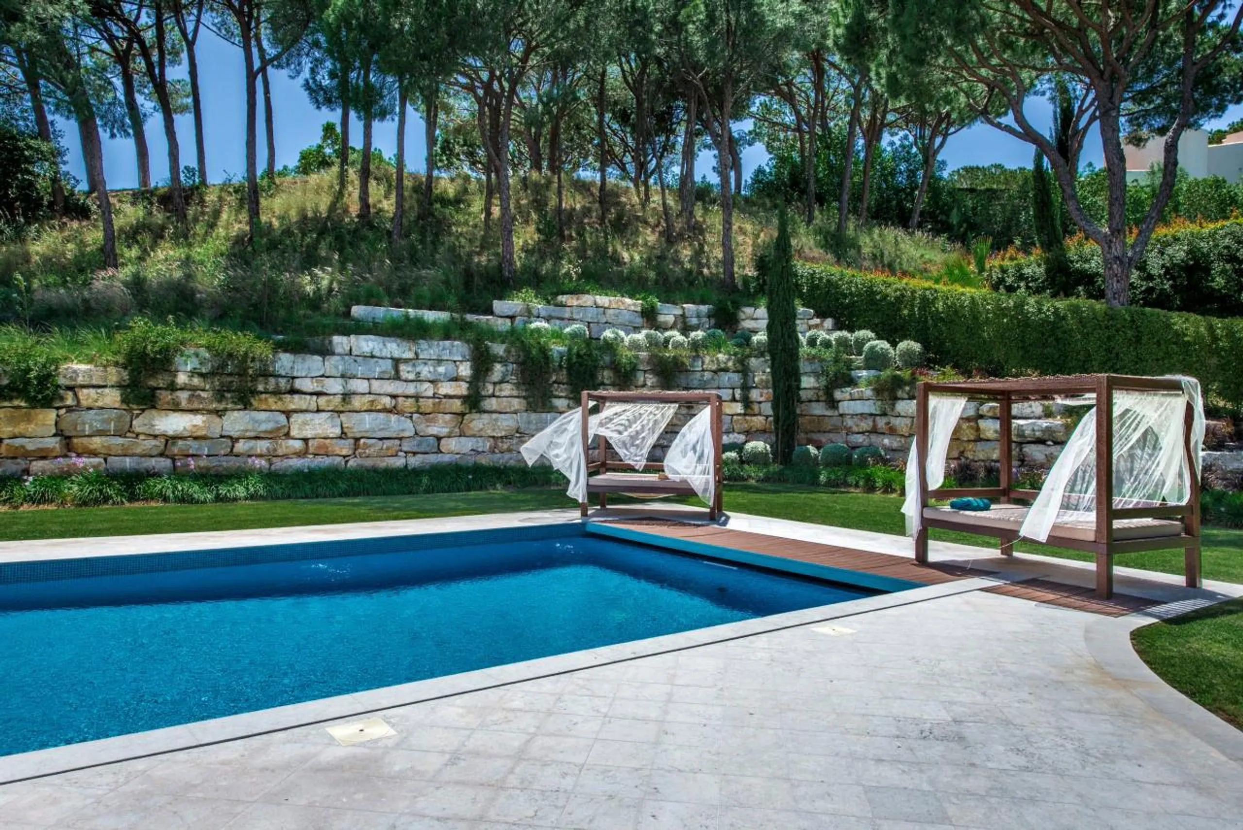 Opulent 5 Bedroom Villa with Private Pool and Landscaped Gardens — photograph 5