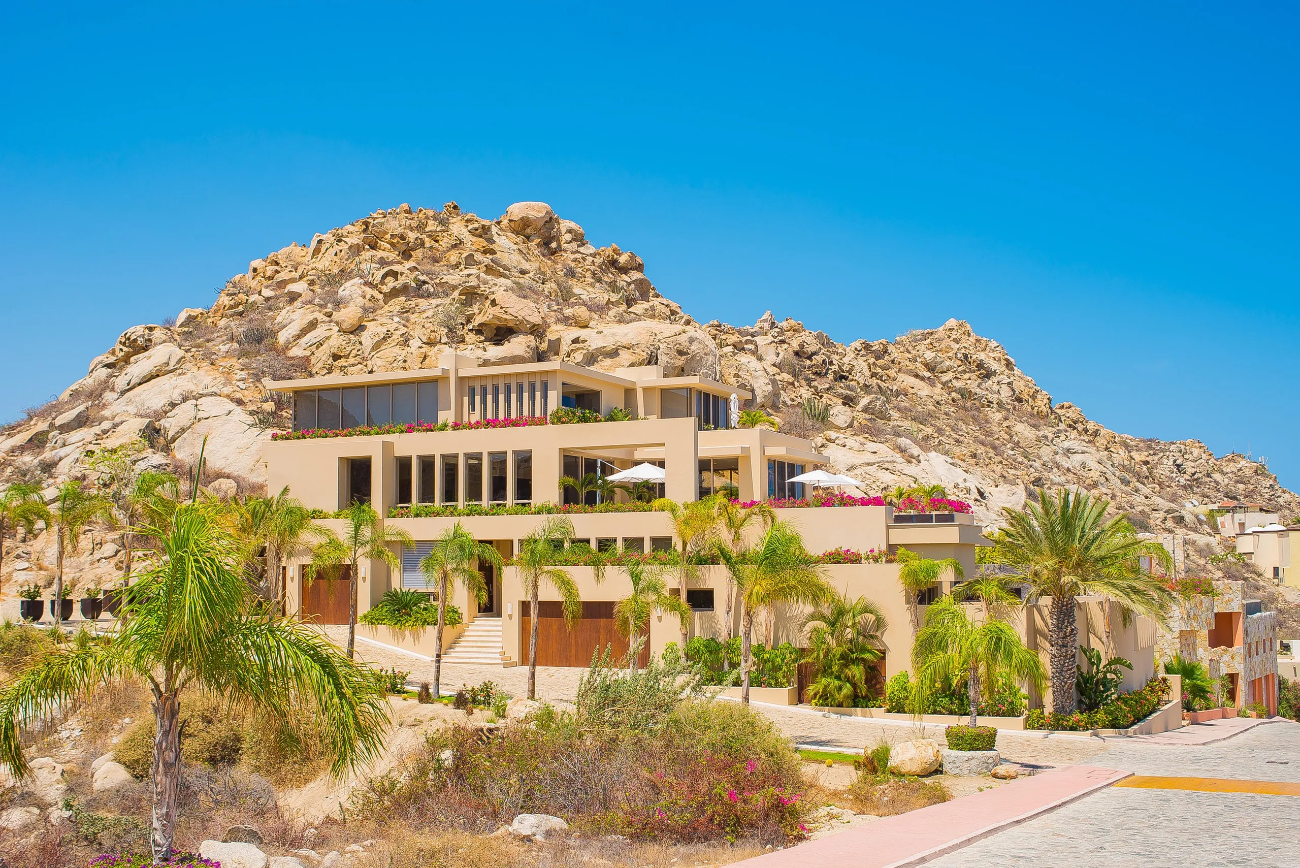 Sophisticated Contemporary Pedregal Villa with Pool and Expansive Views — photograph 9