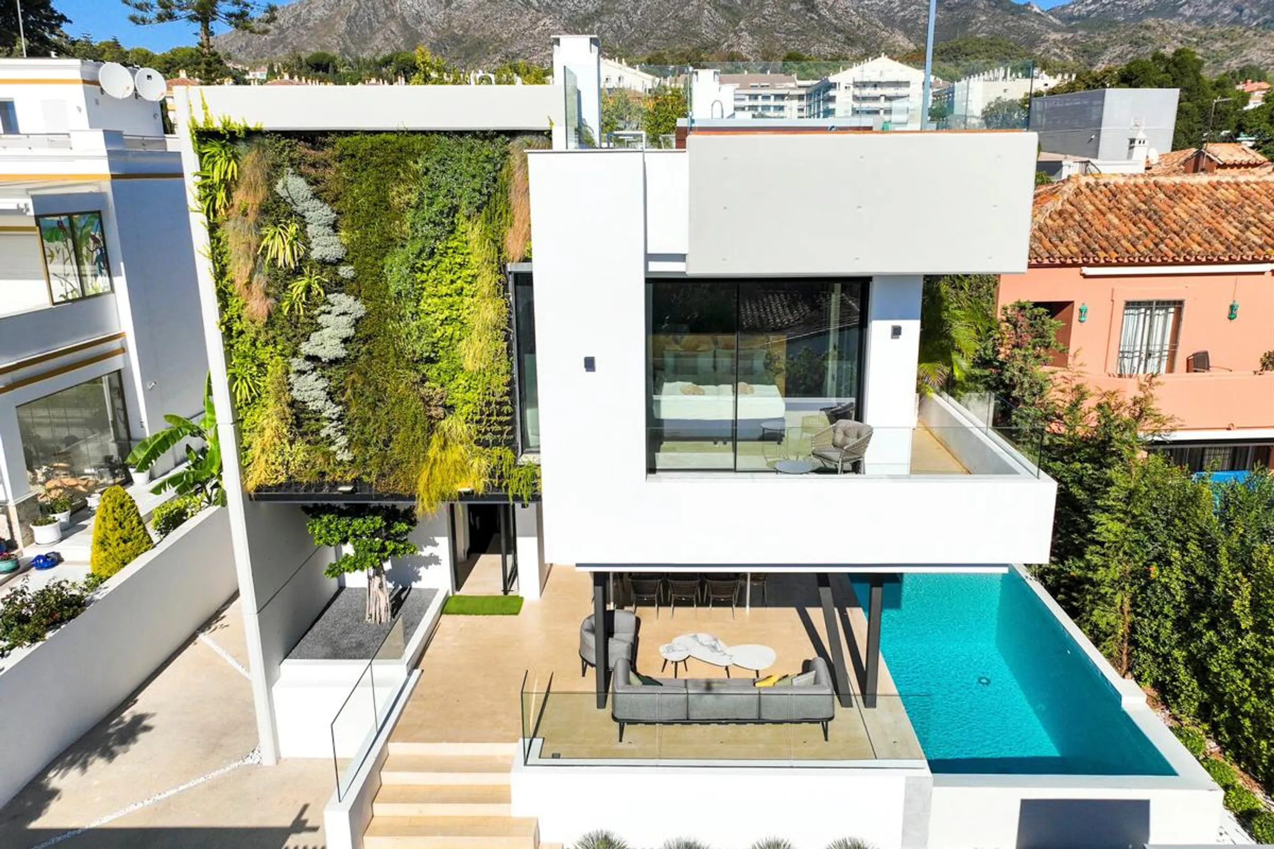 Opulent Modern Villa with Infinity Pool, Rooftop Terrace, and Stunning Views in Marbella — photograph 5
