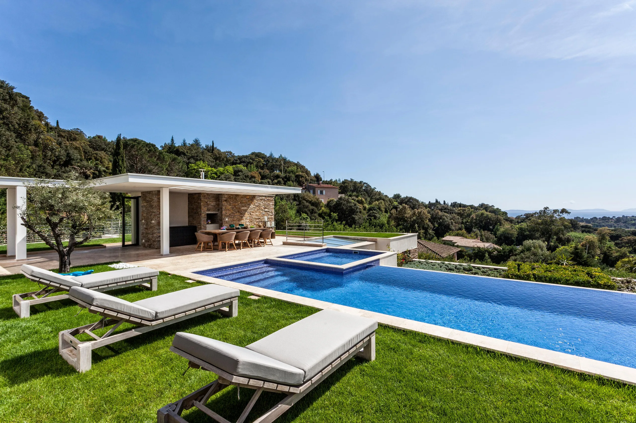 La Croix's Grandiose Villa with Pool and Stunning Ocean Views — photograph 3