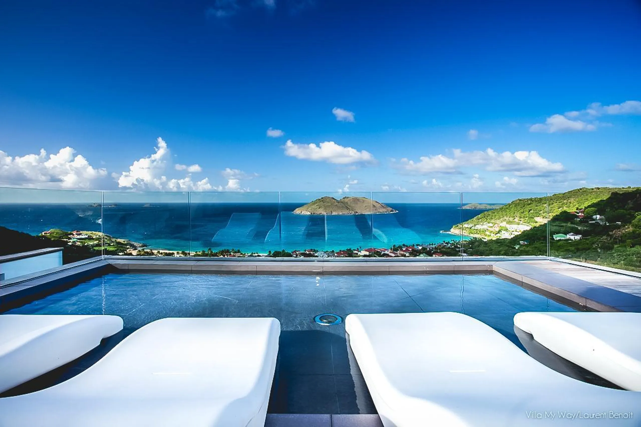 Contemporary Colombier Oceanview Villa with Infinity Pool and Fitness Room — photograph 3