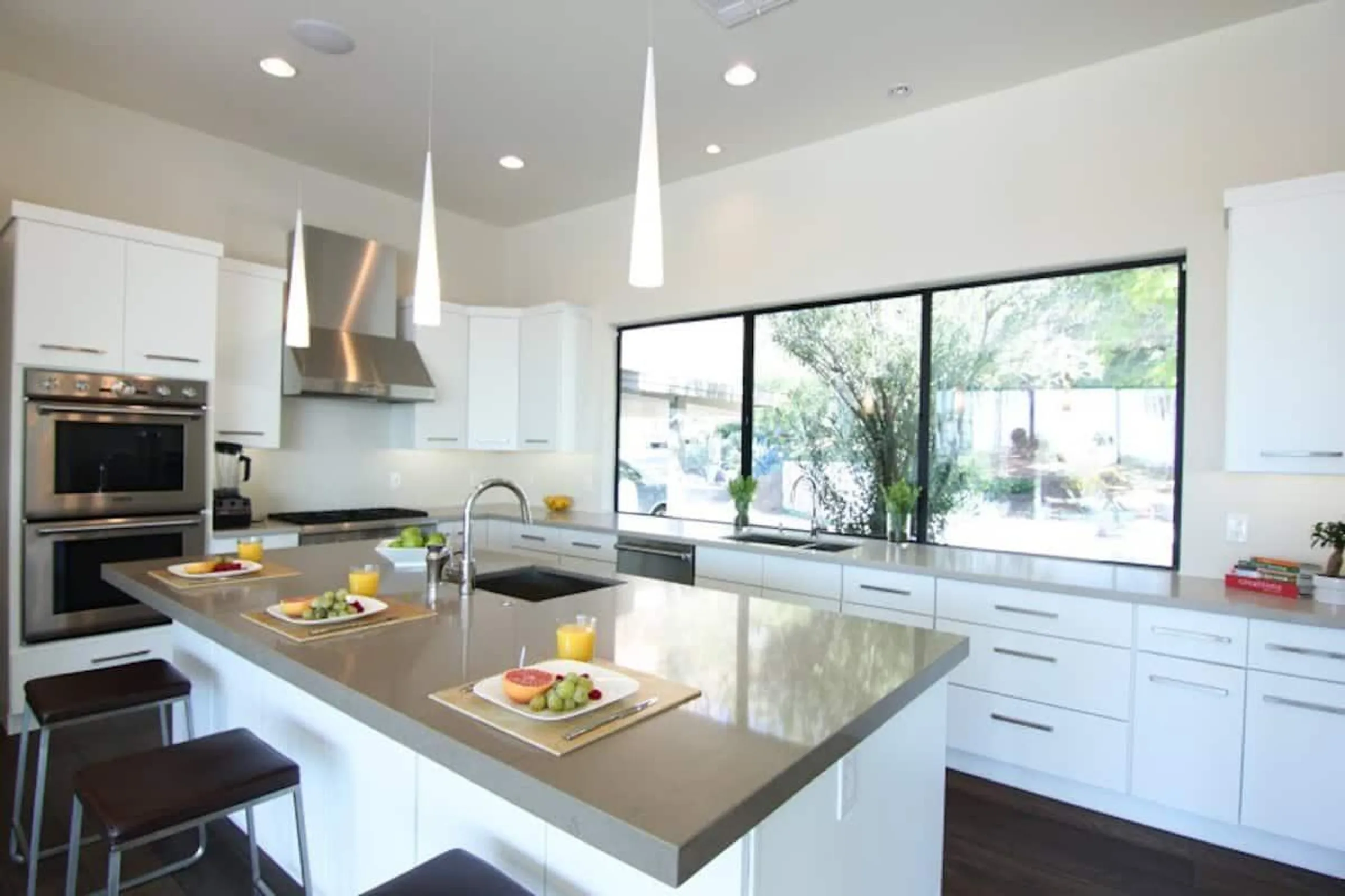 Elegant 5,500 Sq. Ft. Phoenix Villa with Private Heated Pool, and City Views — photograph 8