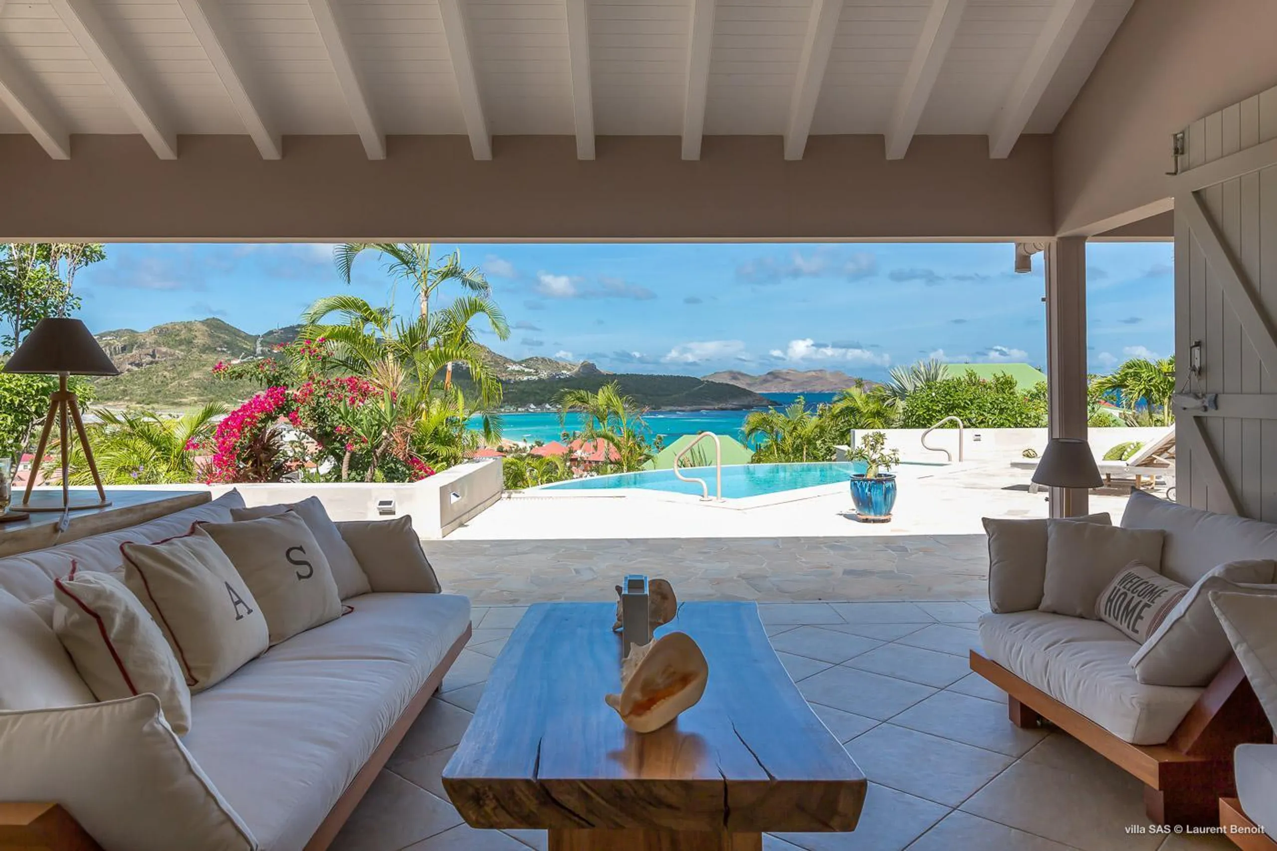 Breathtaking Seaside Villa with Private Pool and Covered Patio — photograph 6