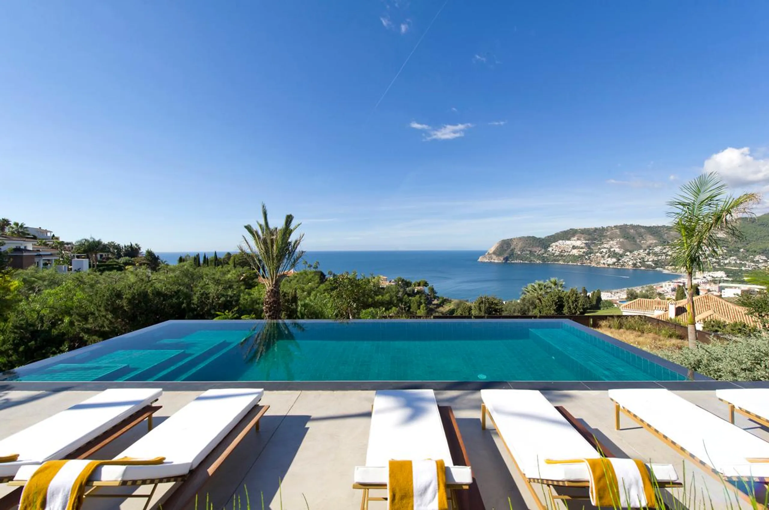 Resplendent Villa with Pool and 180 Degree Bay Views, La Herradura