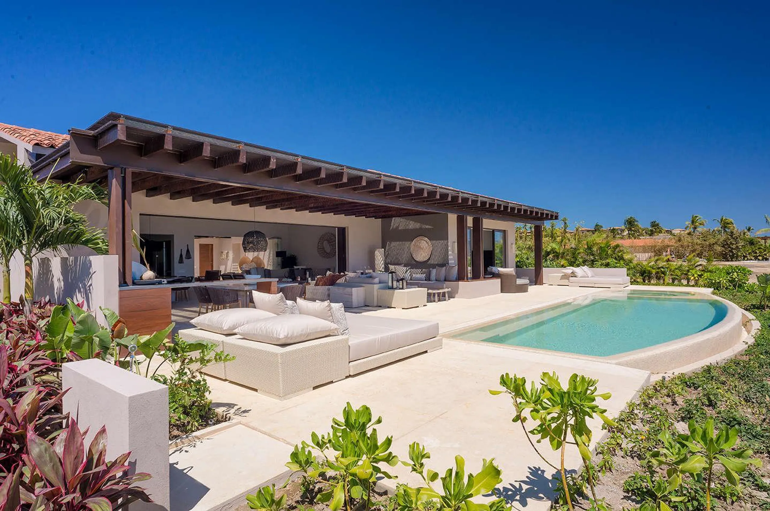 Exquisite Oceanfront Residence with Infinity Pool and Ocean Views — photograph 5