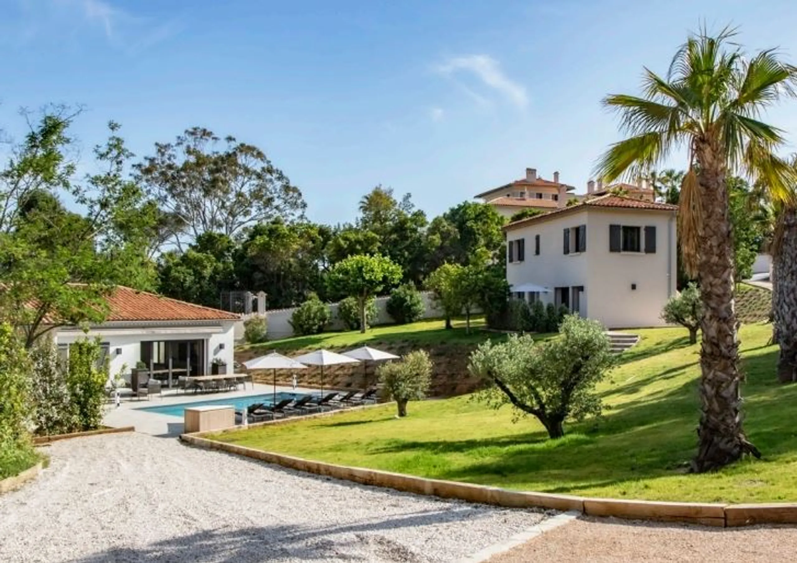 Exquisite 5BR Villa with Heated Pool and Mediterranean Garden — photograph 4
