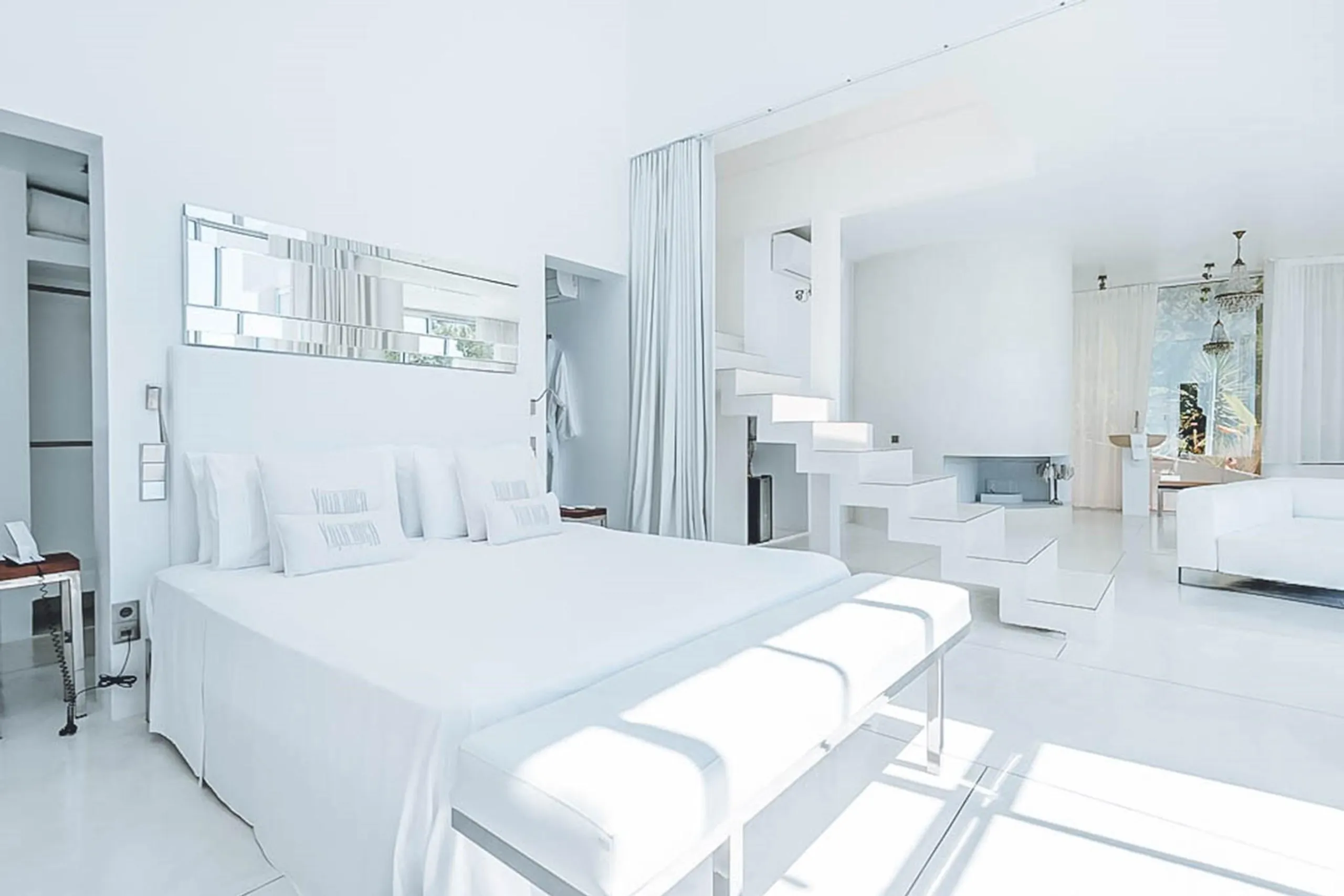 Lavish Villa in Ibiza with Pool and Breathtaking Panoramic Views — photograph 6
