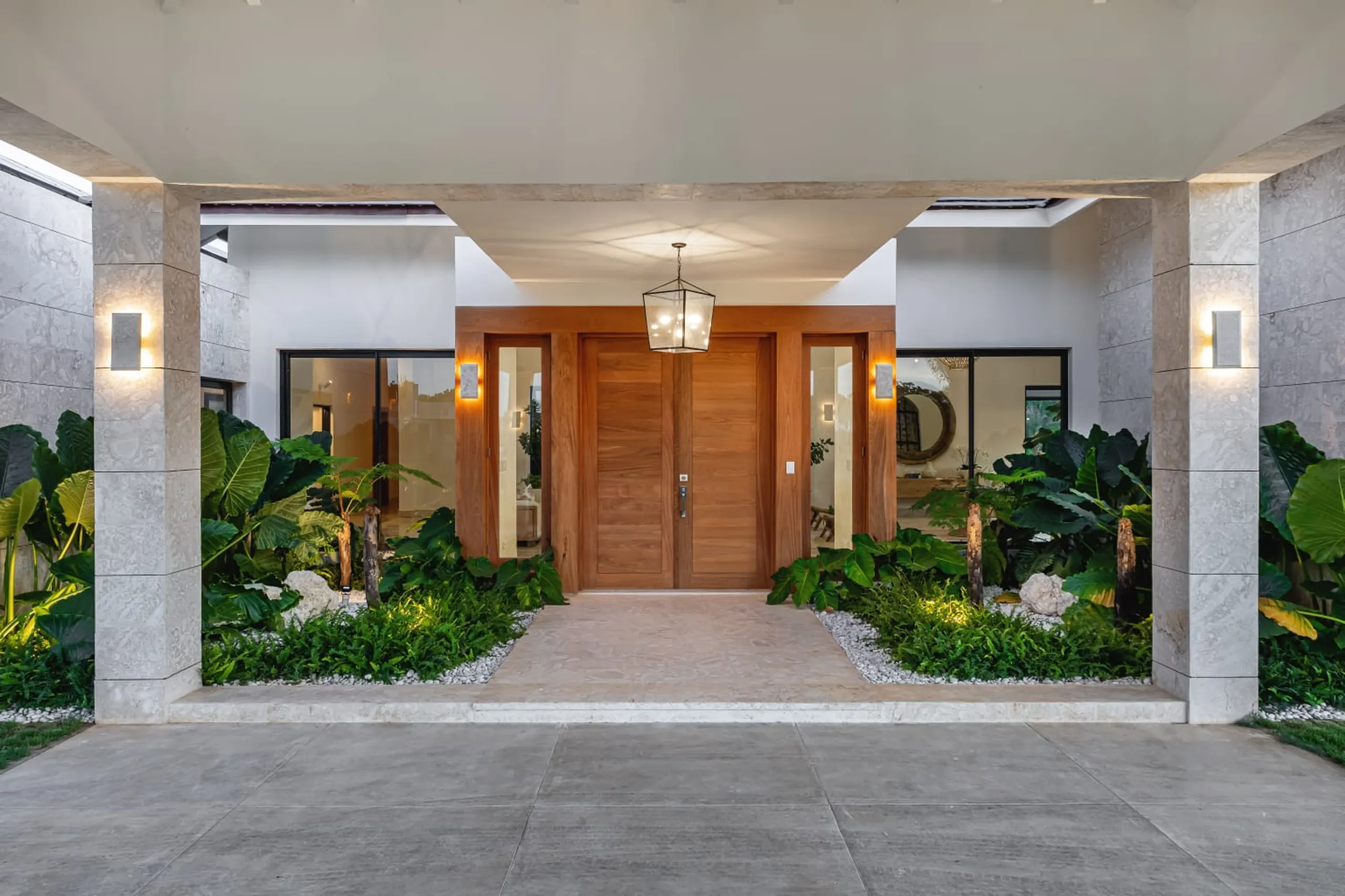 Elegant Tropical Villa with Sparkling Pool — photograph 7