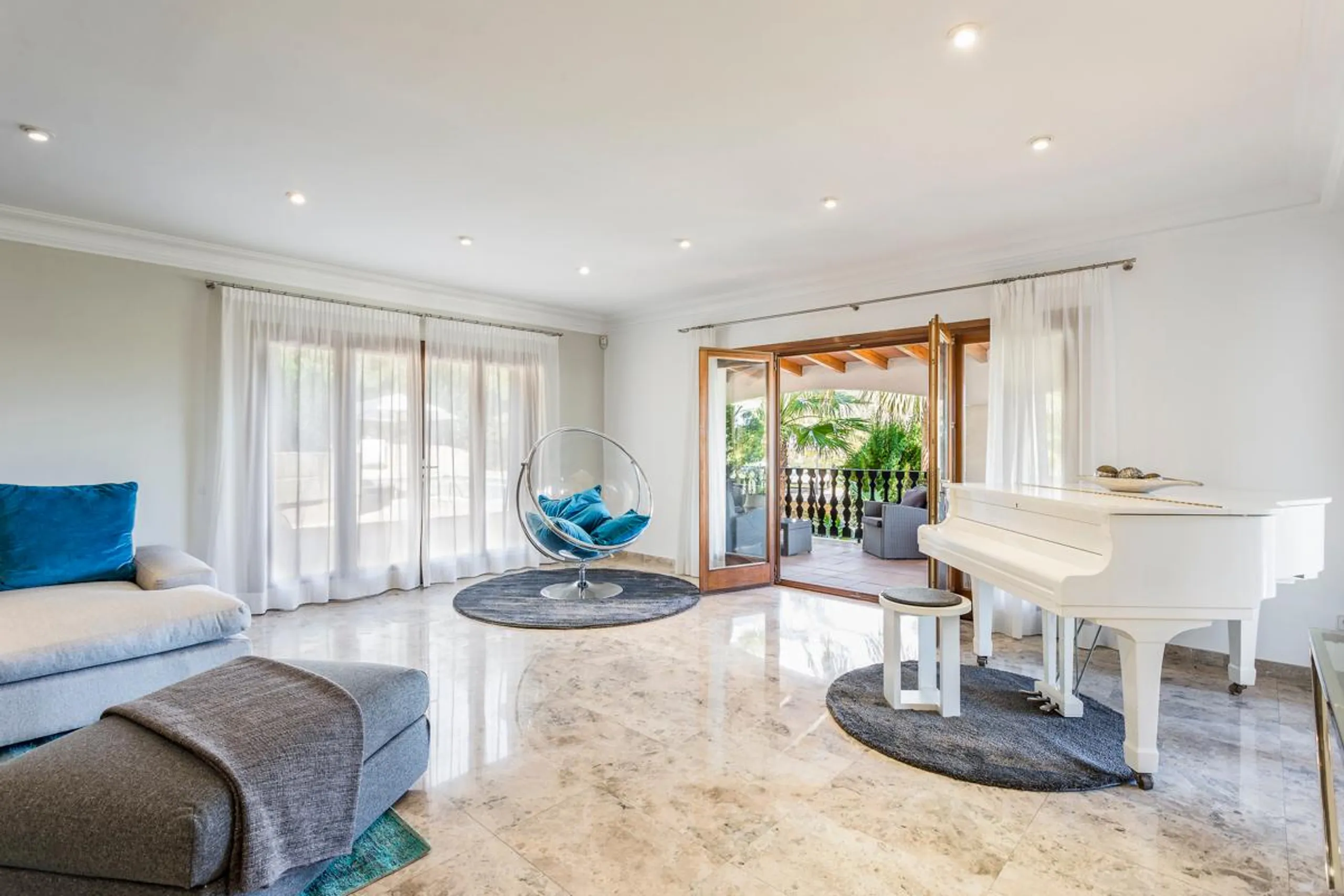 Sumptuous Hillside Villa 5 Bedroom Villa with Private Pool, and Bay Views — photograph 12