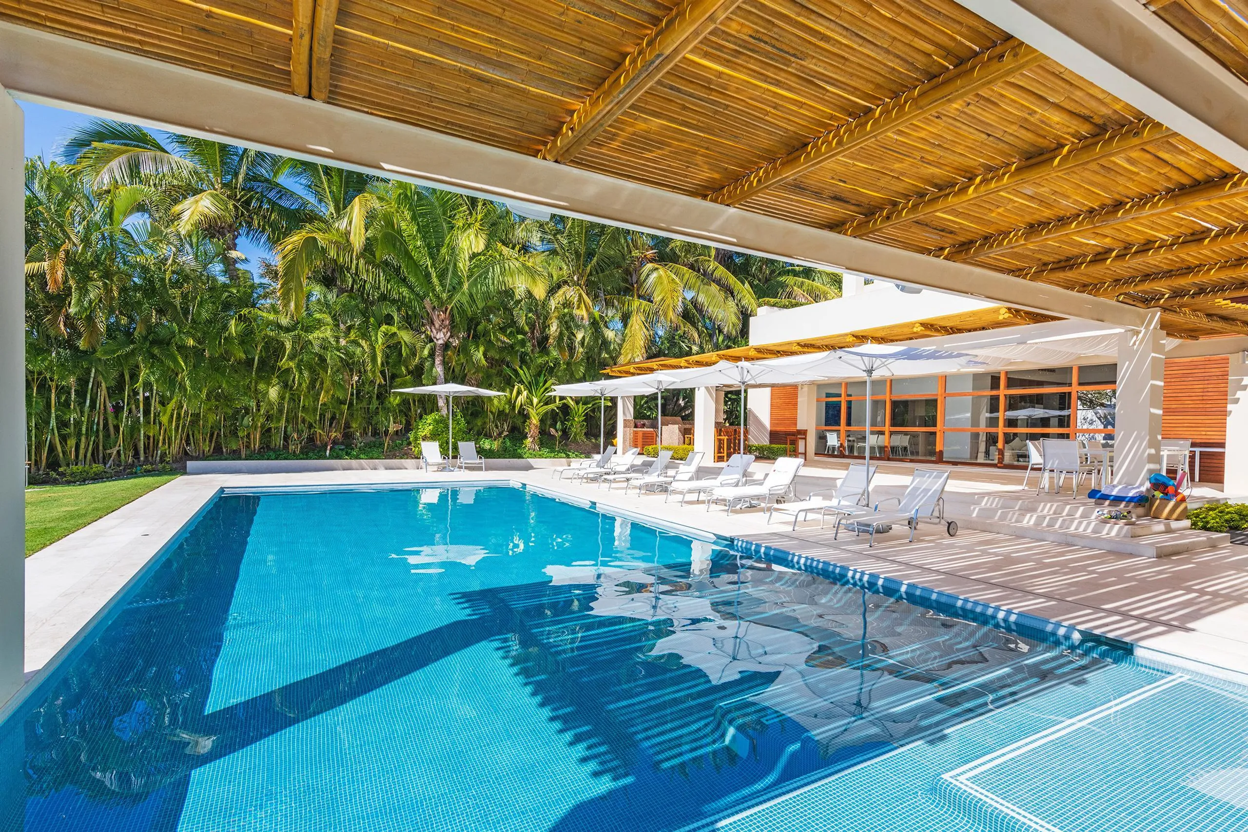 Rancho Estate Beach Front Villa with Private Pool and Incredible Ocean Views — photograph 2