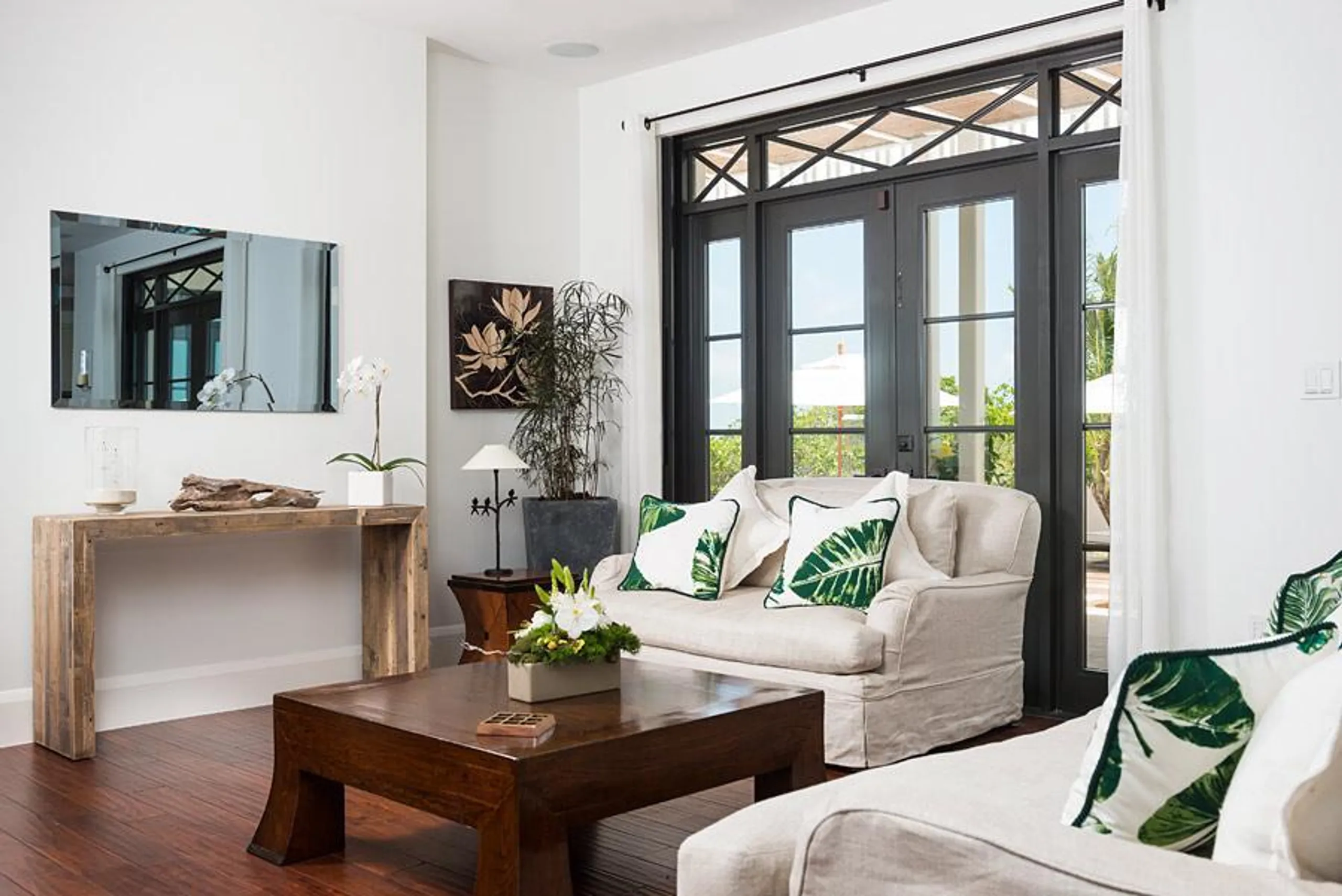 Majestic Colonial-Style Beachfront Haven with Private Pool on Grace Bay Beach — photograph 9