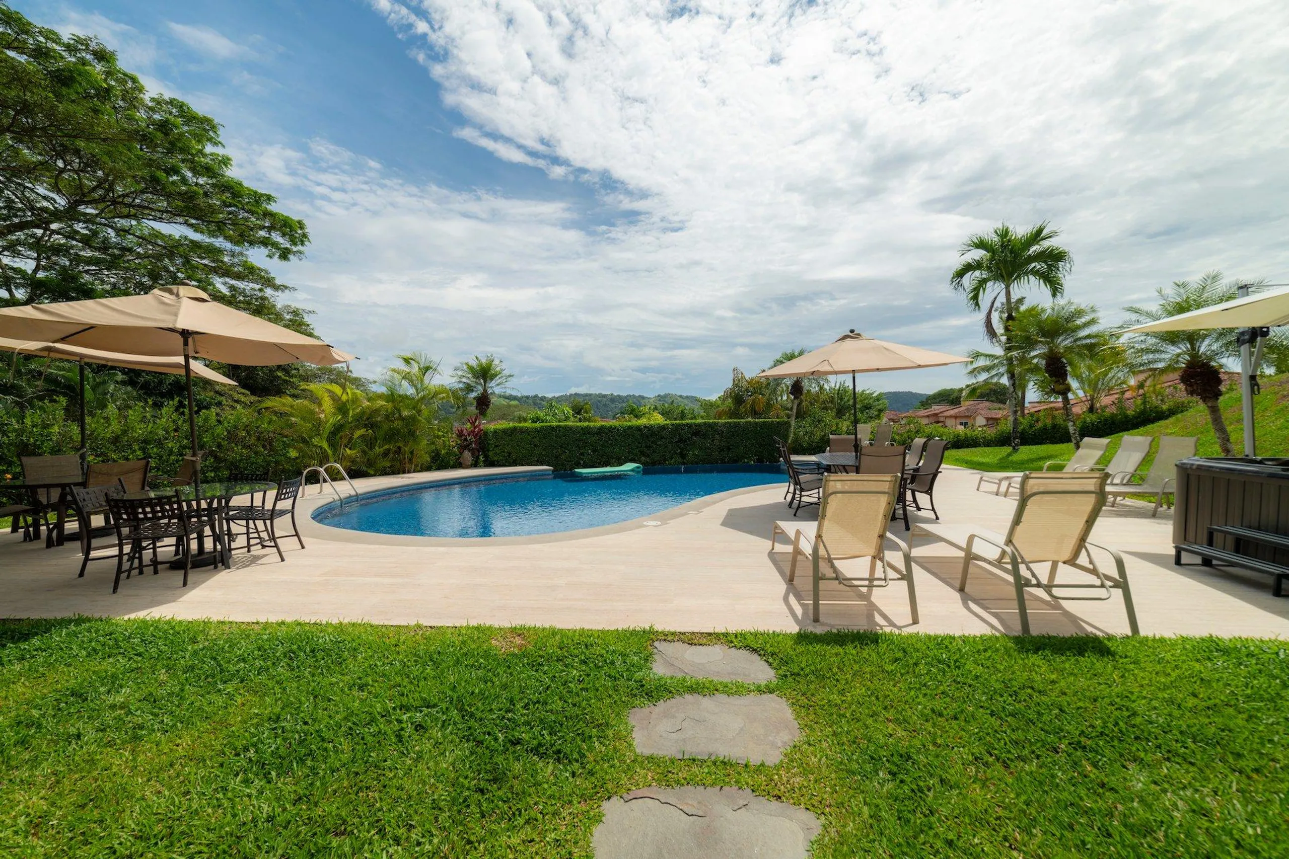 Tranquil Hillside Villa with Private Pool — photograph 9