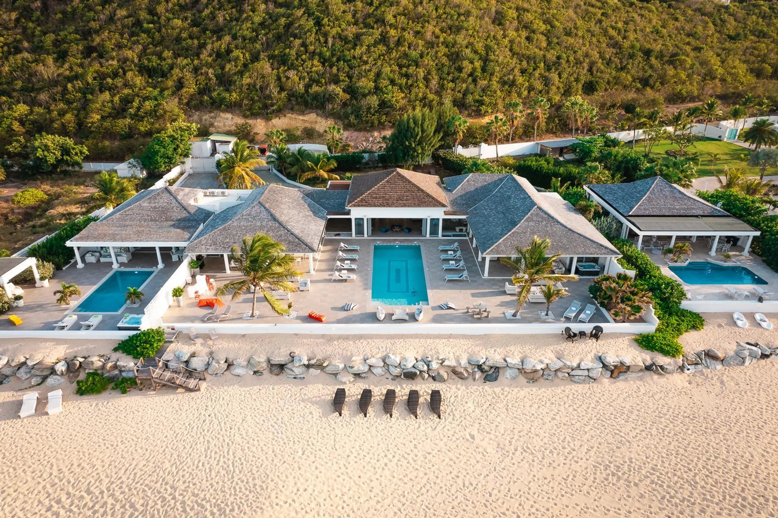 Incredible Terres Basses Villa with Invigorating Pools, Jacuzzi, and Fitness Room, Terres Basses