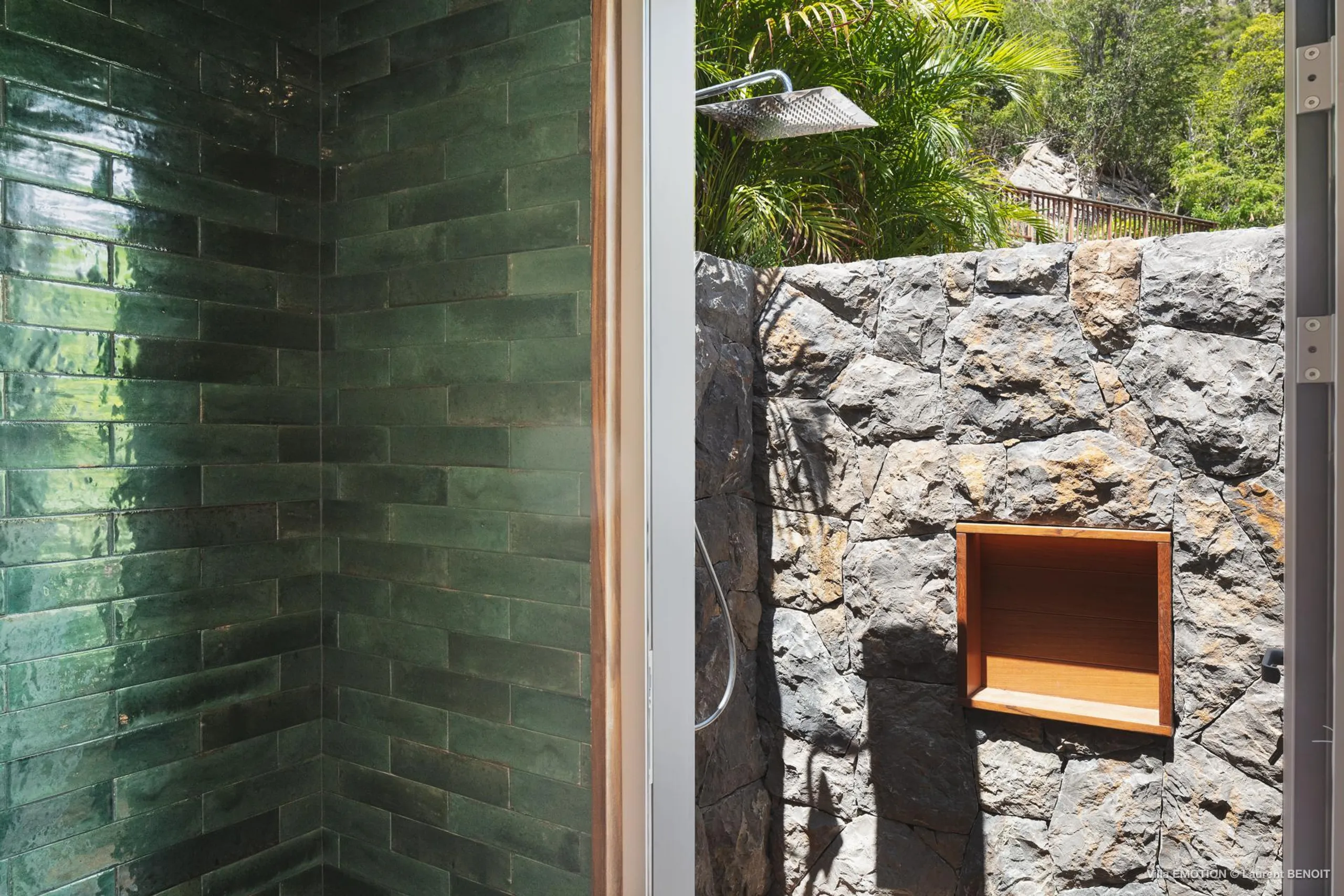 Awe-inspiring Paradise Estate with Private Pool, Sun Deck, and Gourmet Kitchen — photograph 9