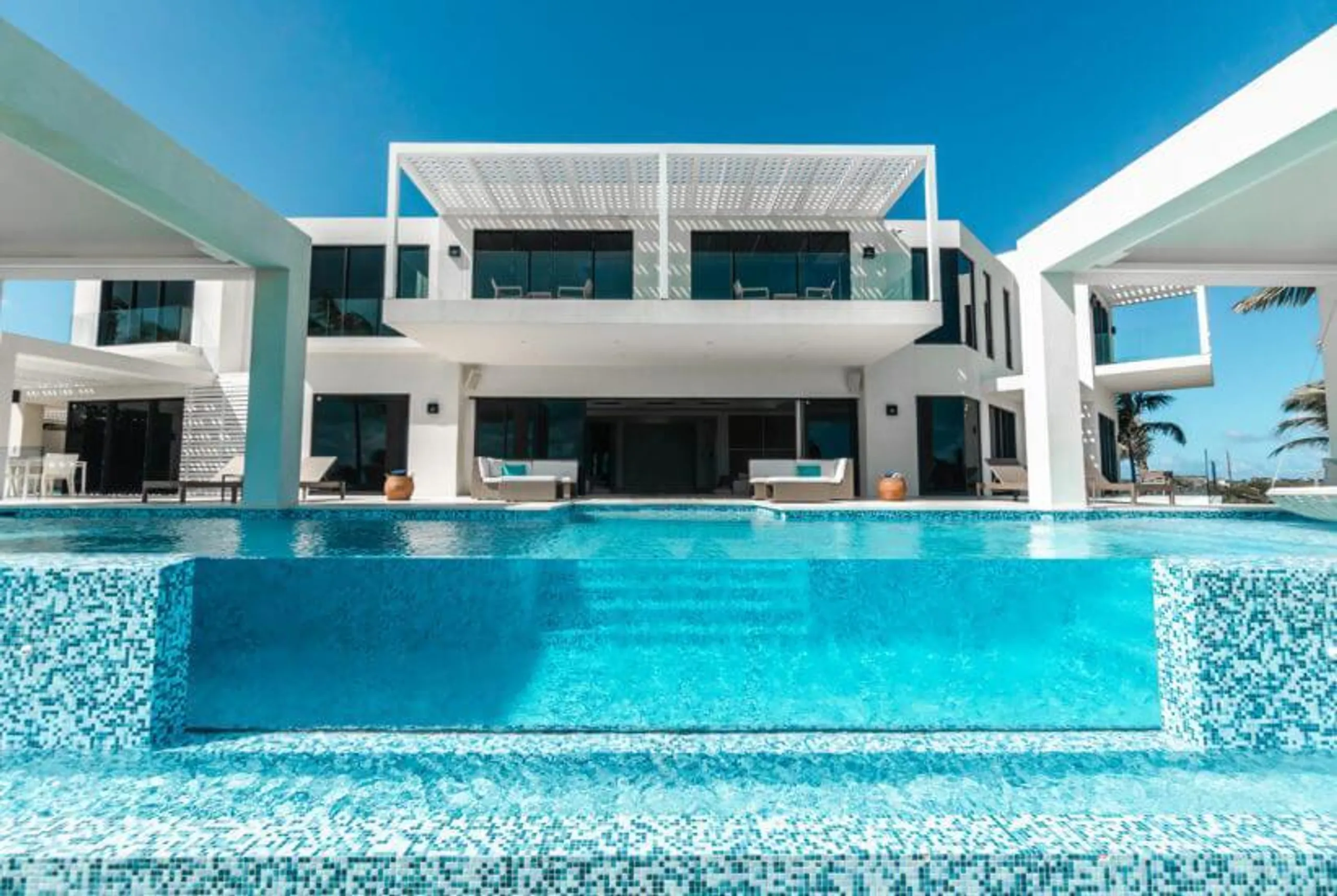 Long Bay Beach Grand Luxe Estate with Infinity Pool and Stunning Ocean Views — photograph 11