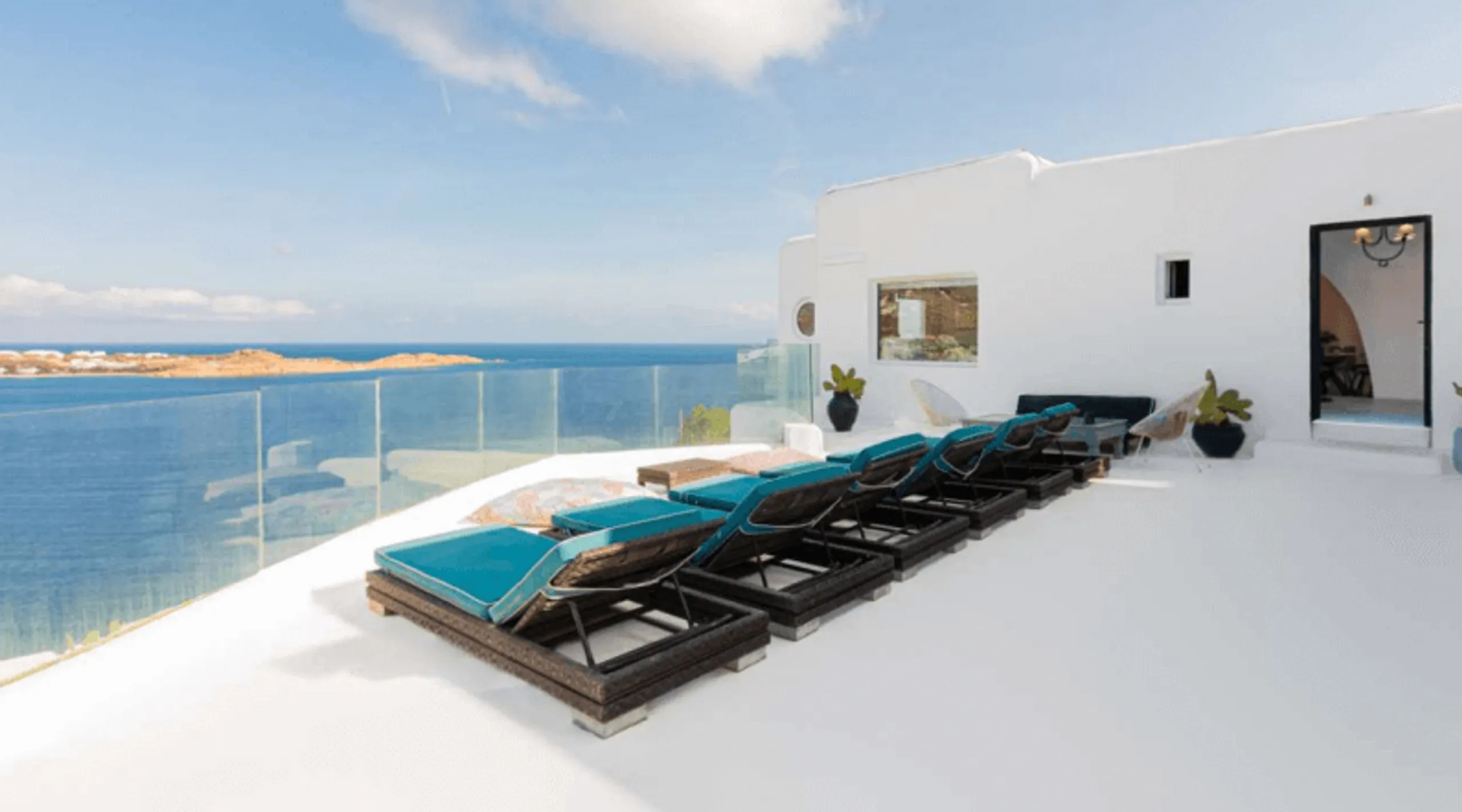 Luxe Mykonos Retreat with Private Pool and Unparalleled Ocean Views — photograph 3
