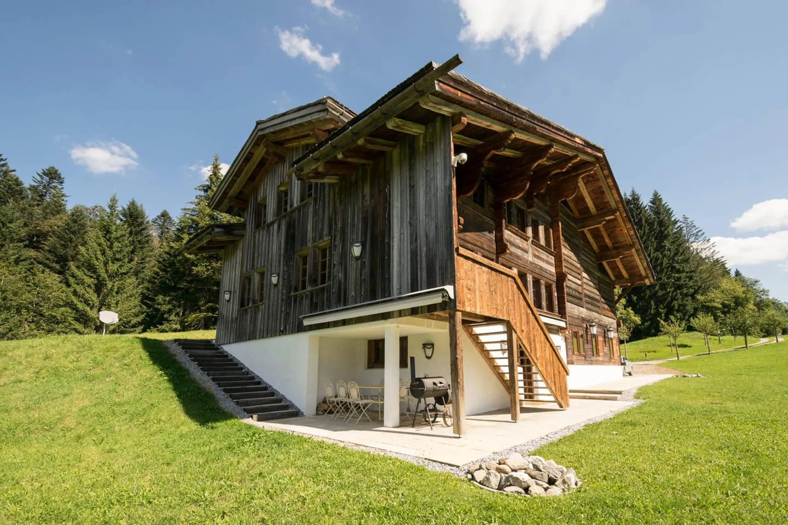 Sumptuously Furnished Saanen Farmhouse with Fireplace and Jacuzzi Tub — photograph 5