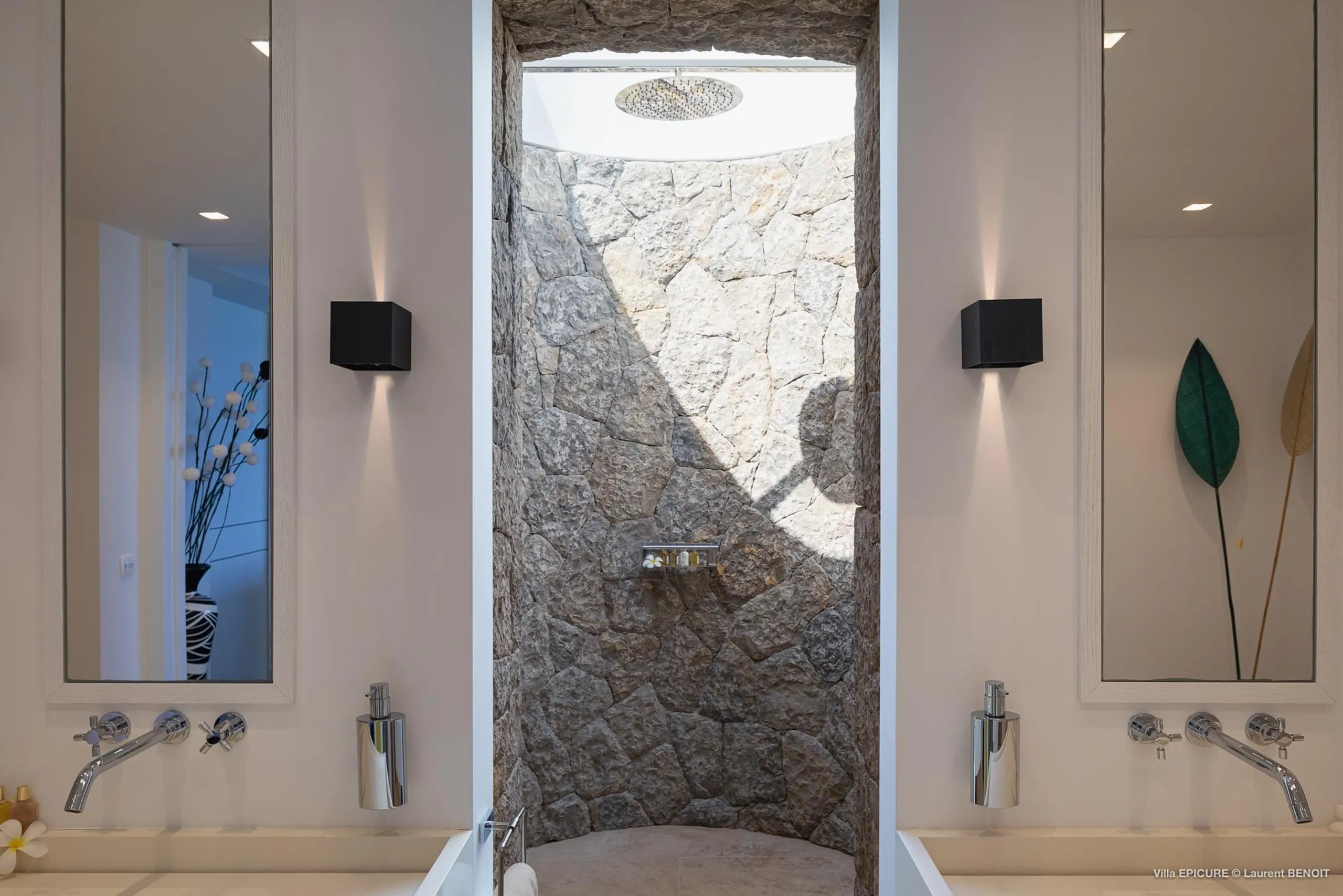 Stunning Oceanfront Villa with Infinity Pool, Fitness Room and Panoramic Views — photograph 12