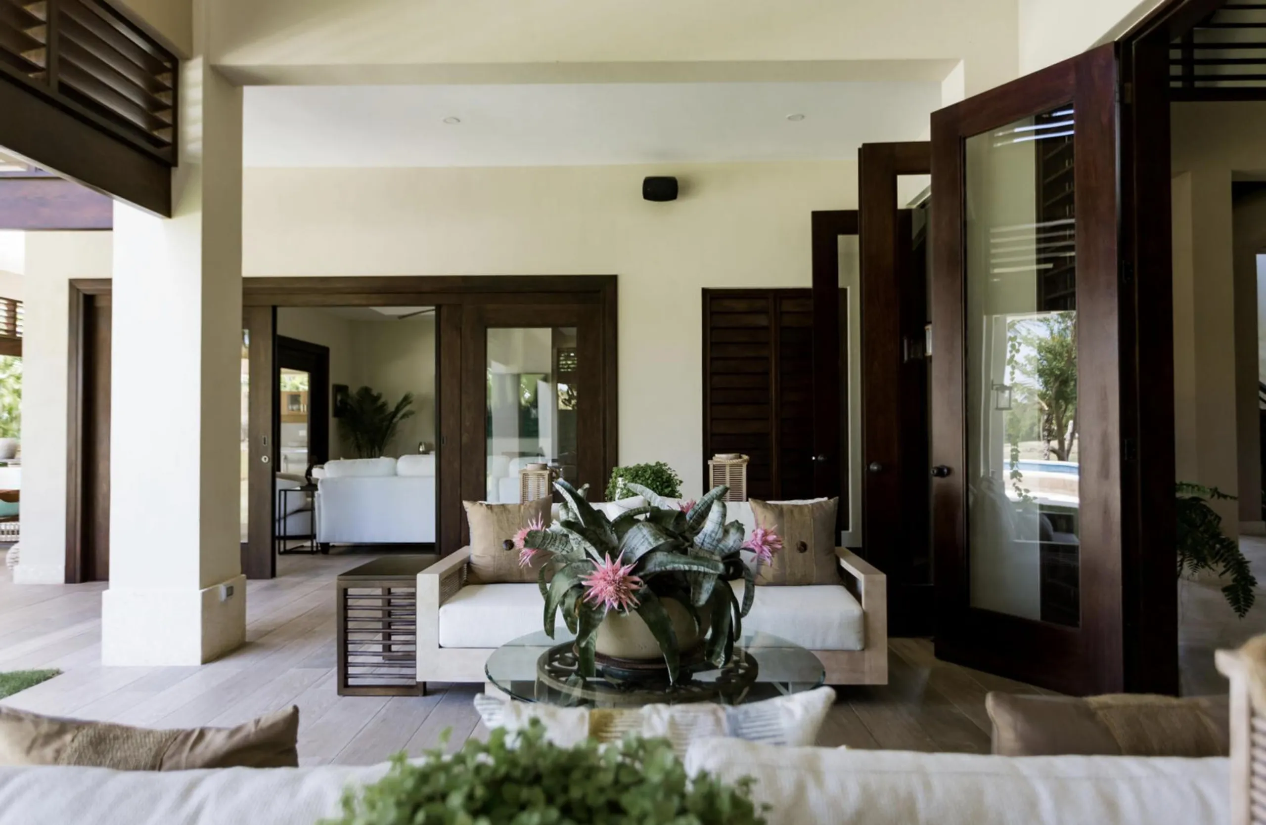 Princely Punta Cana Estate with Gorgeous Pool and Walks to Beach — photograph 8