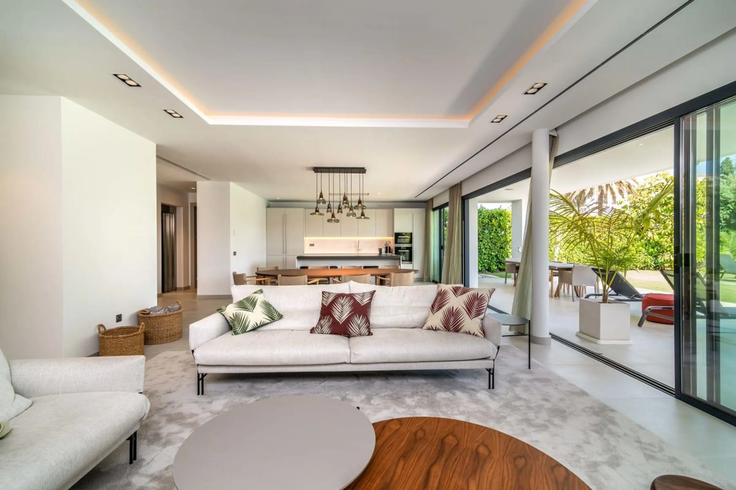 Modern Elegant Estate with Private Pool and Home Theater — photograph 8