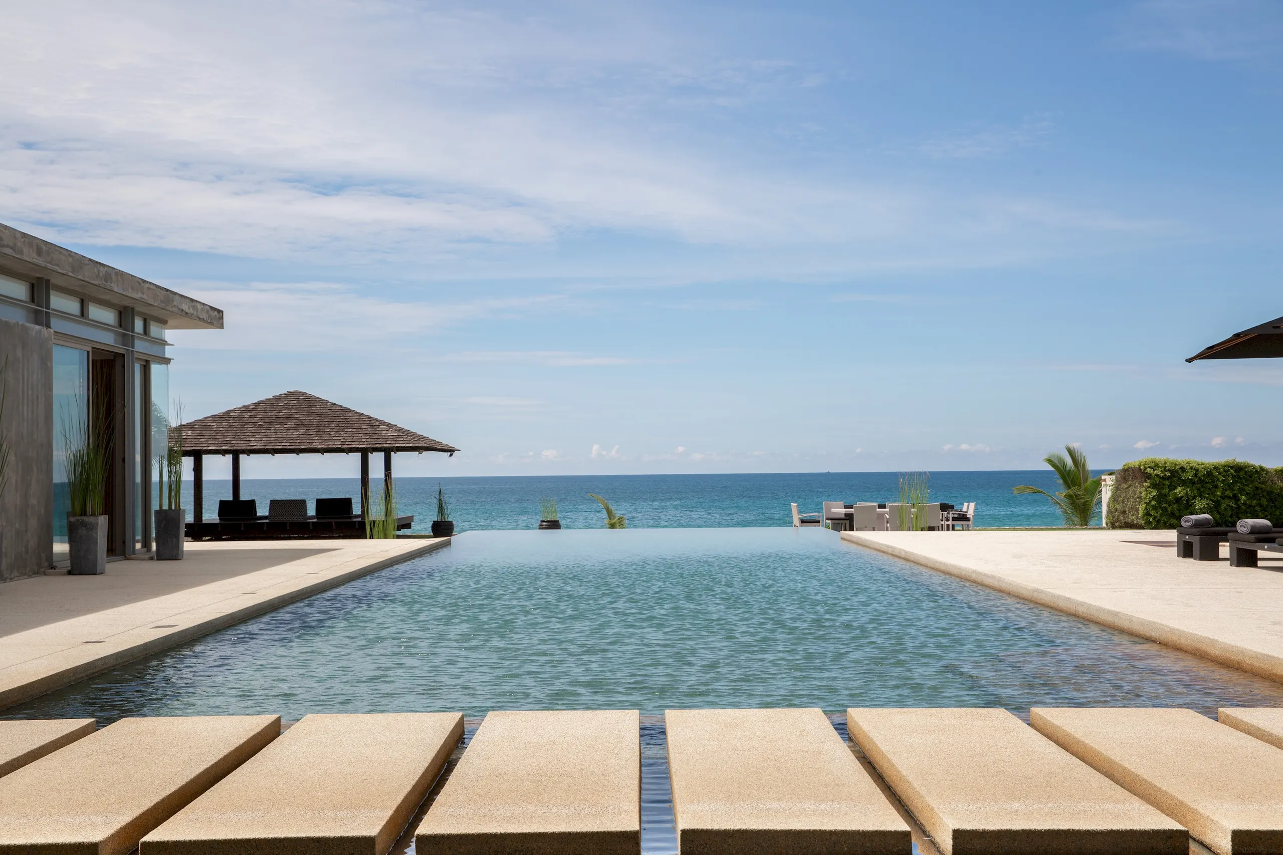 Sensational 6 BR Seaview Villa with Infinity Pool — photograph 2