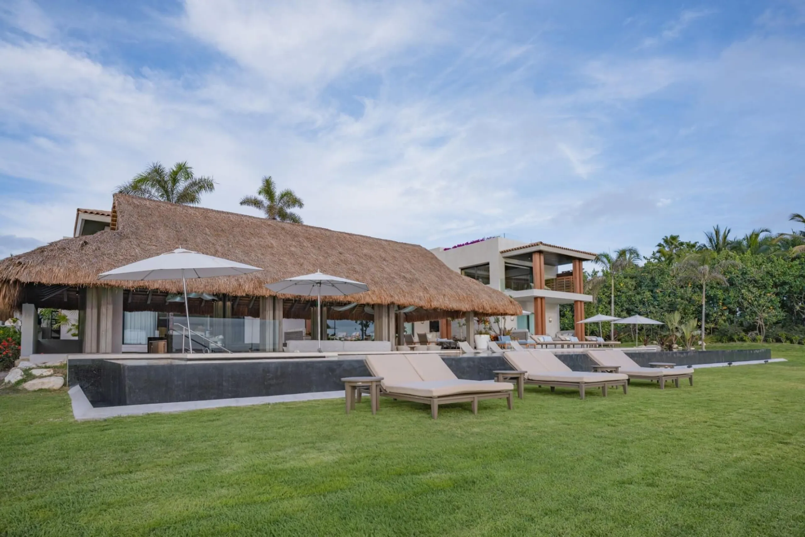 Oceanfront Luxury Estate with Infinity Pool, Theater, Bowling Alley & Spa — photograph 6