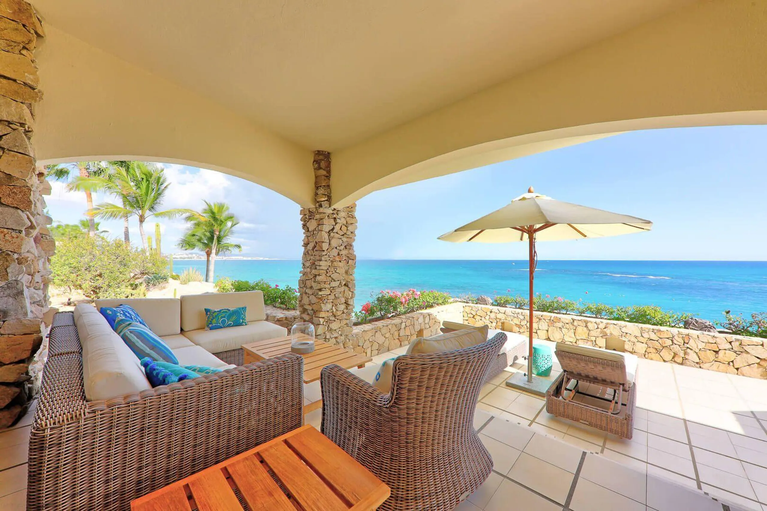 Magnificent Palmilla Luxury Beachfront Retreat with Pool and Ocean Views — photograph 7