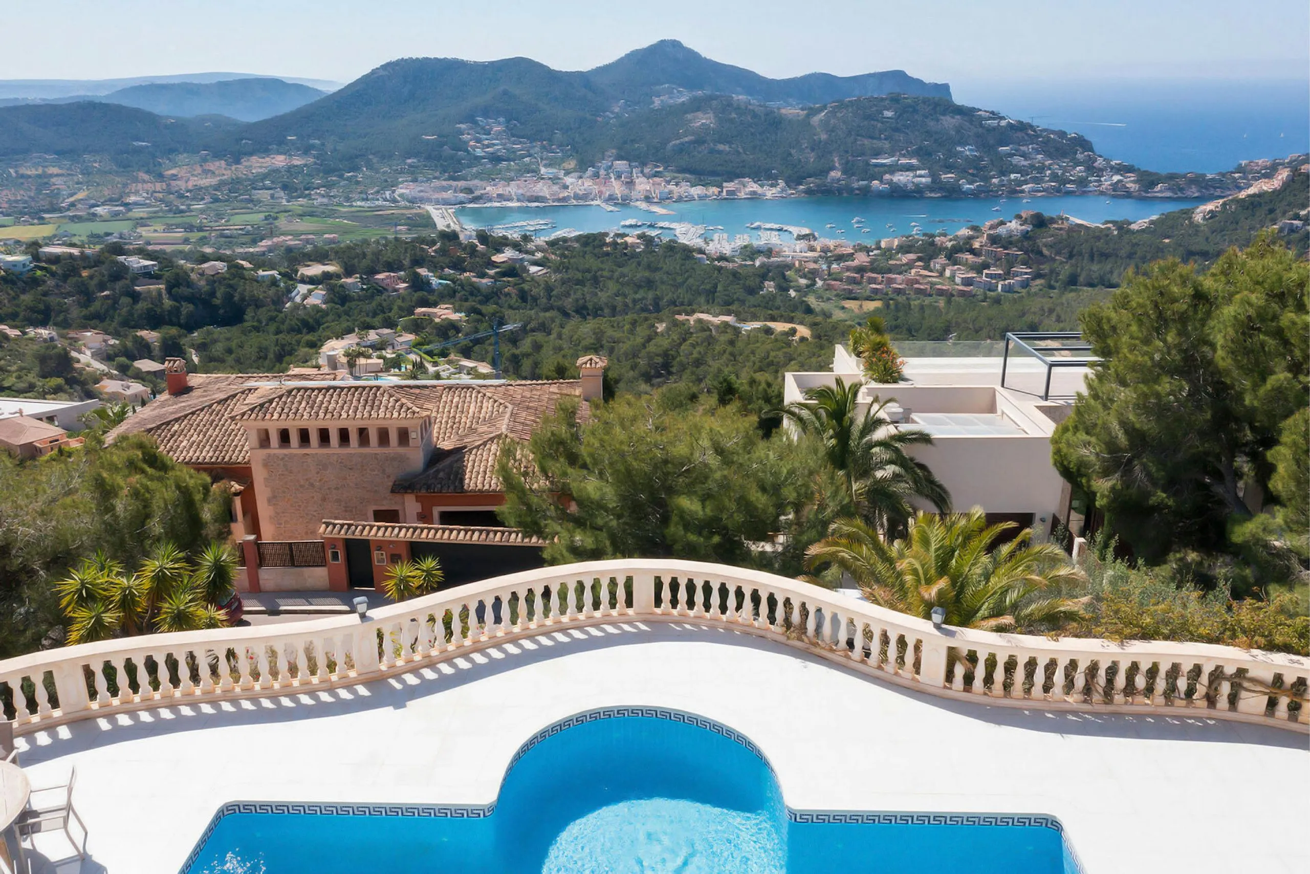 Sophisticated Haven for Your Dream Holiday with Unforgettable Panoramic Views — photograph 6
