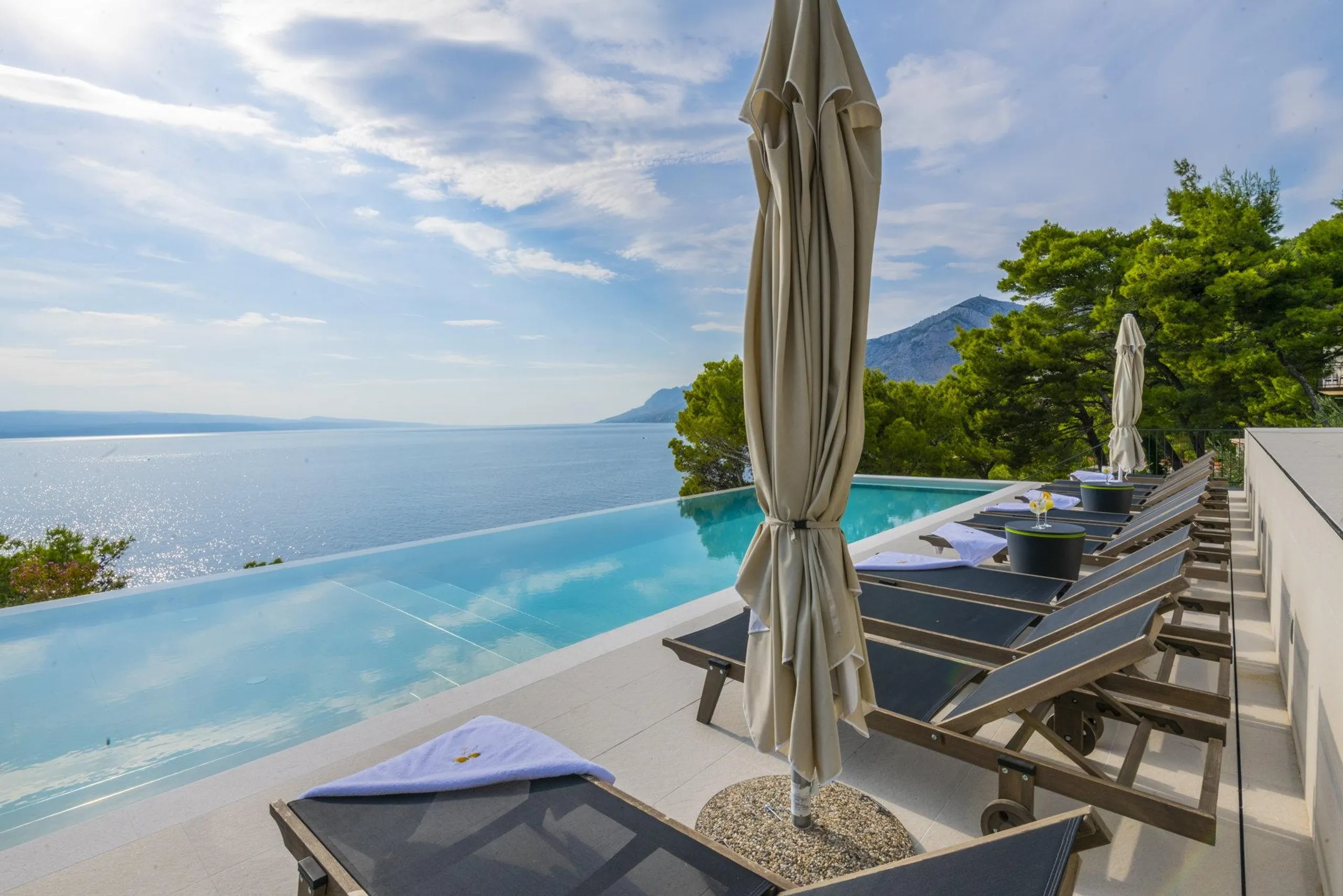 Luxurious Beachfront Villa with Infinity Pool and Elevator — photograph 2