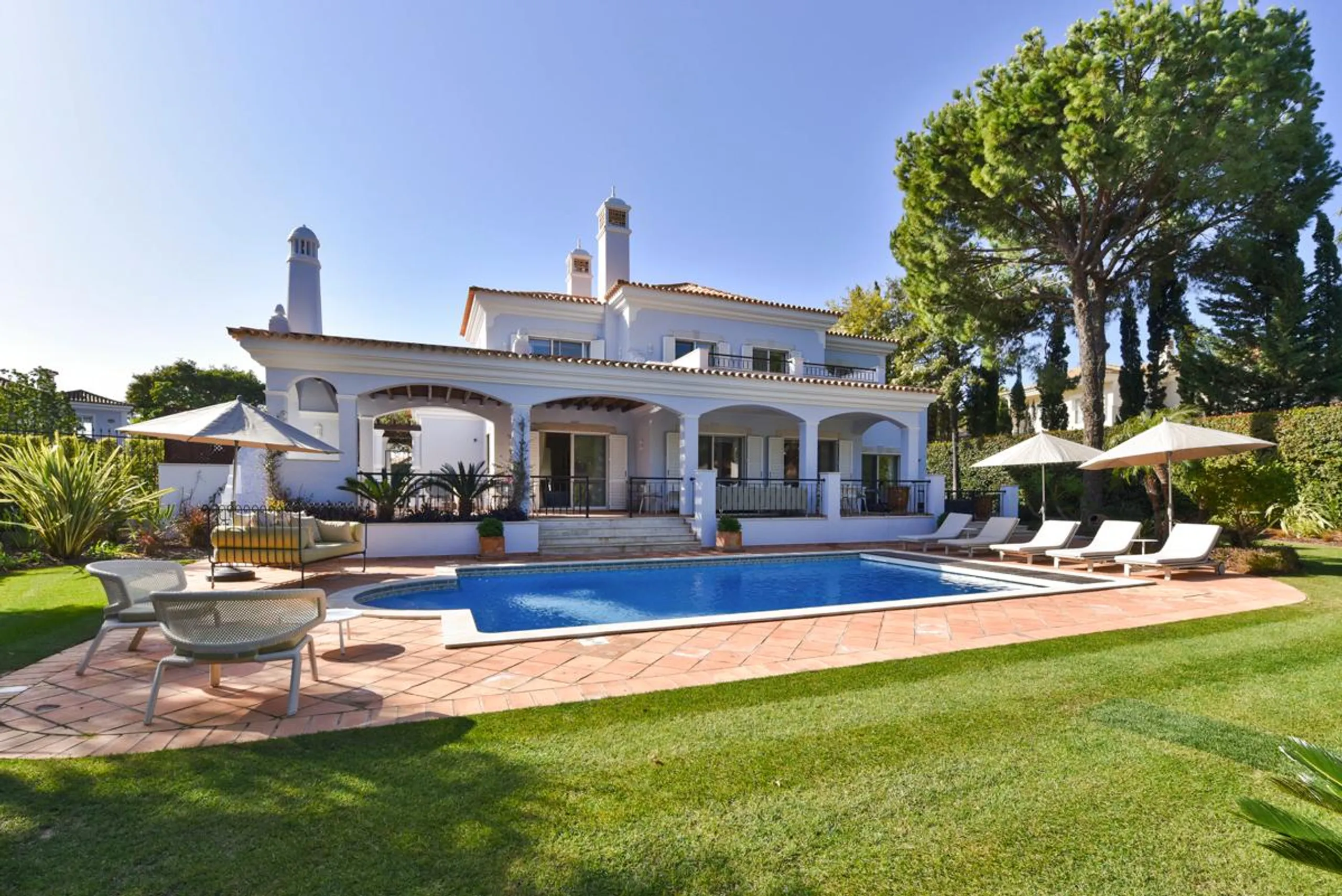 Exquisite Vale do Lobo Villa with Private Pool and Awe-Inspiring Views, Almansil