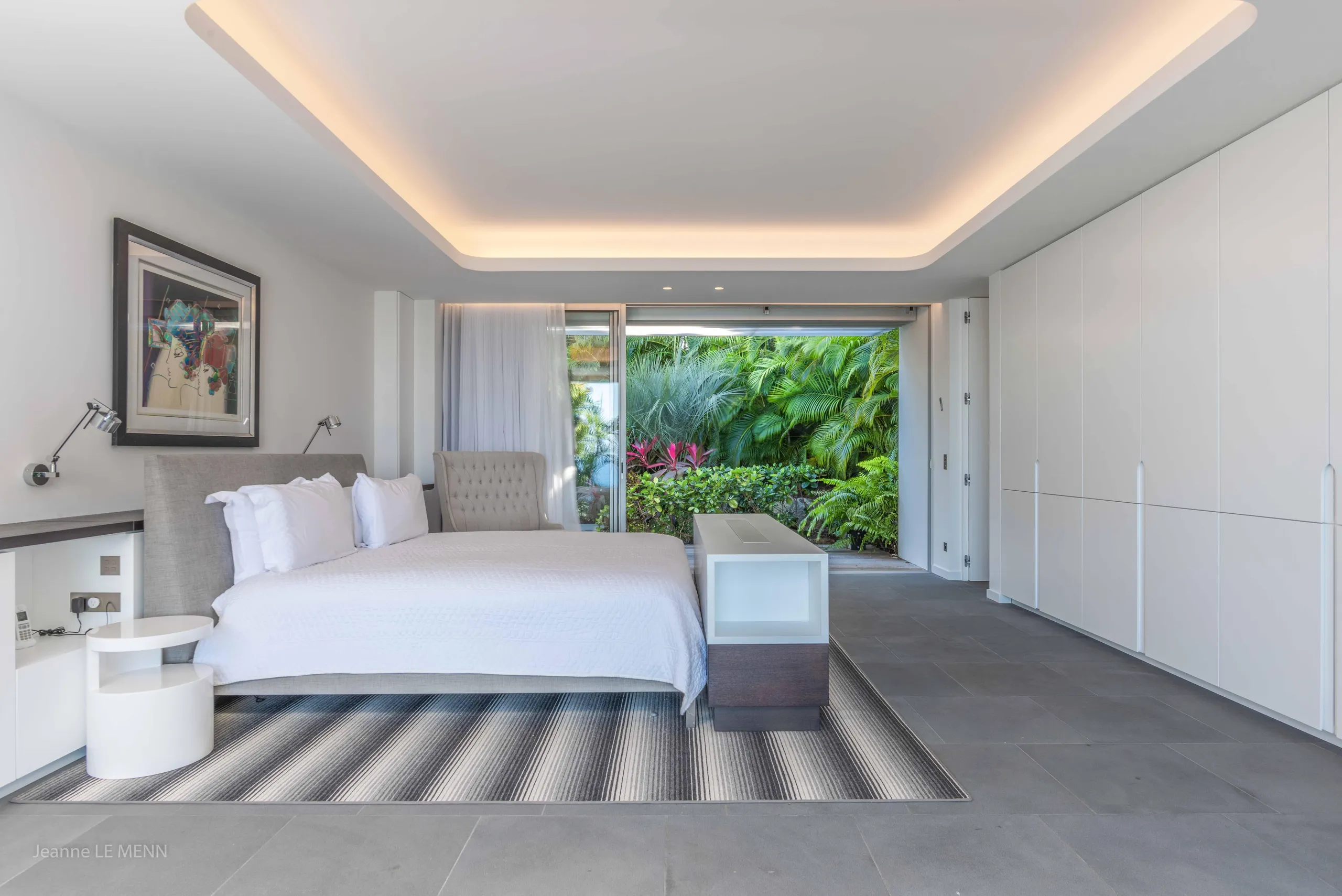 Tranquil Seaside Villa with Private Pool and Fitness Room — photograph 12