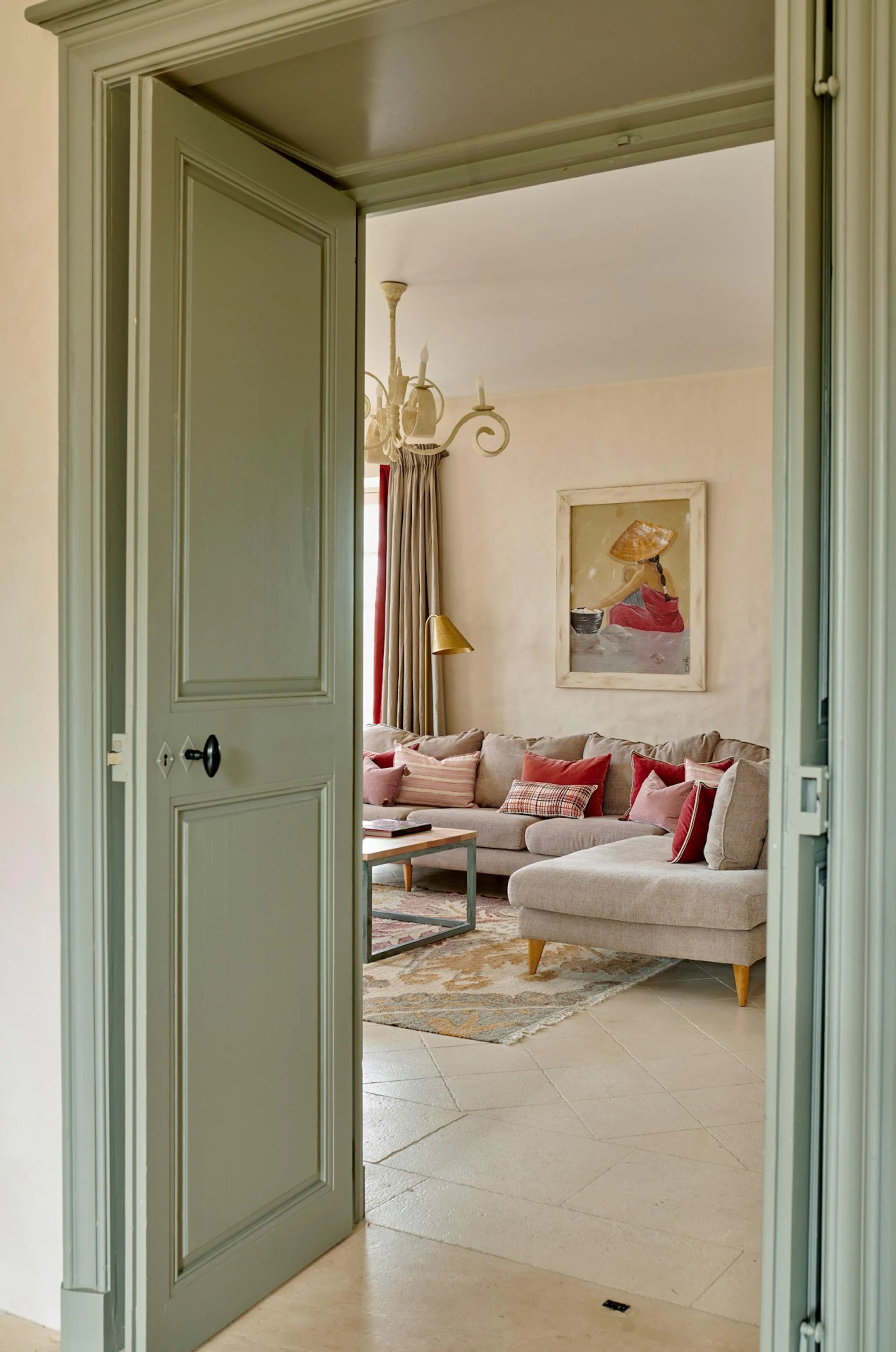 Cozy Traditional Farmhouse with Beautiful Gardens — photograph 8