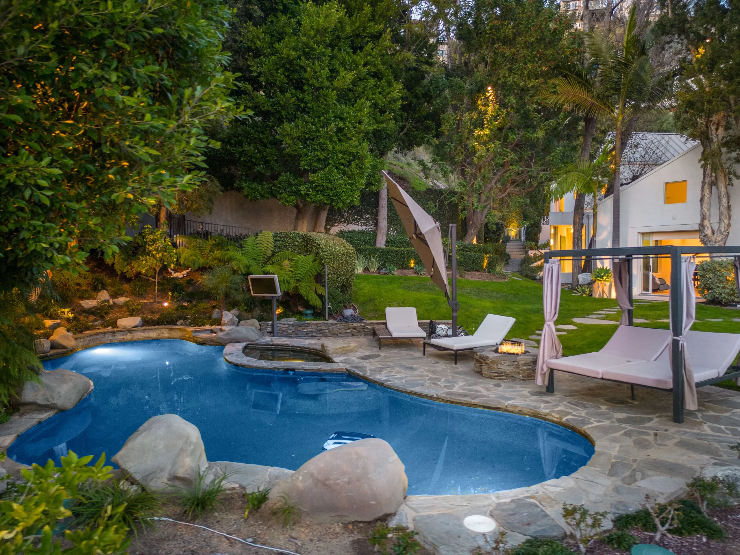 Luxurious Beverly Hills Estate with Rejuvenating Pool — photograph 3
