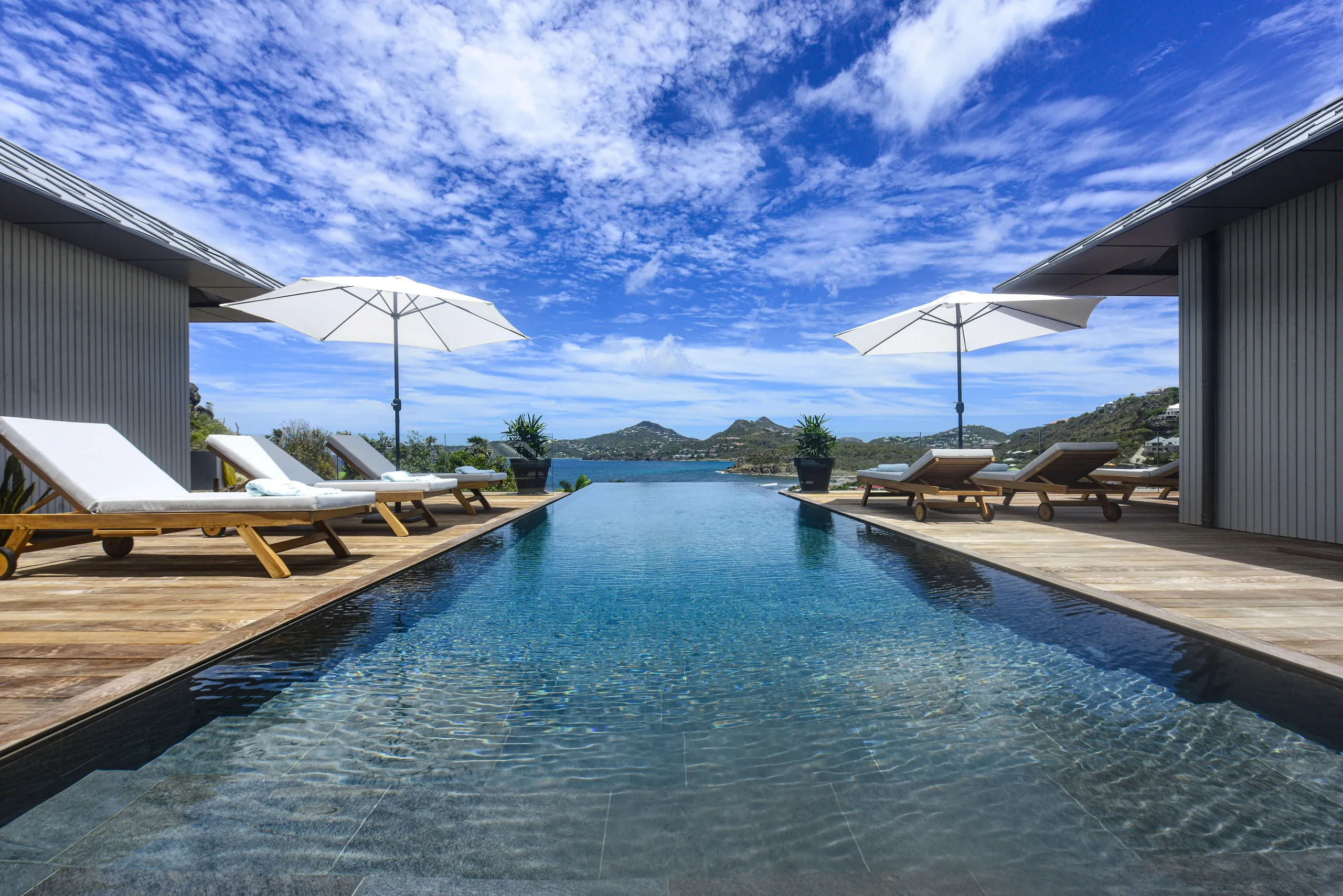 Serene St Barts Luxe Villa with Bay and Hill Views with Infinity Pool — photograph 2