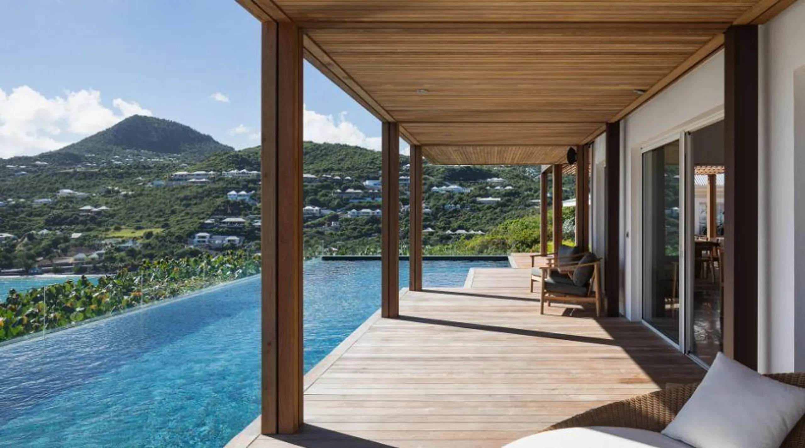 Calming Contemporary Styled Beachfront Villa with Heated Infinity Pool — photograph 5