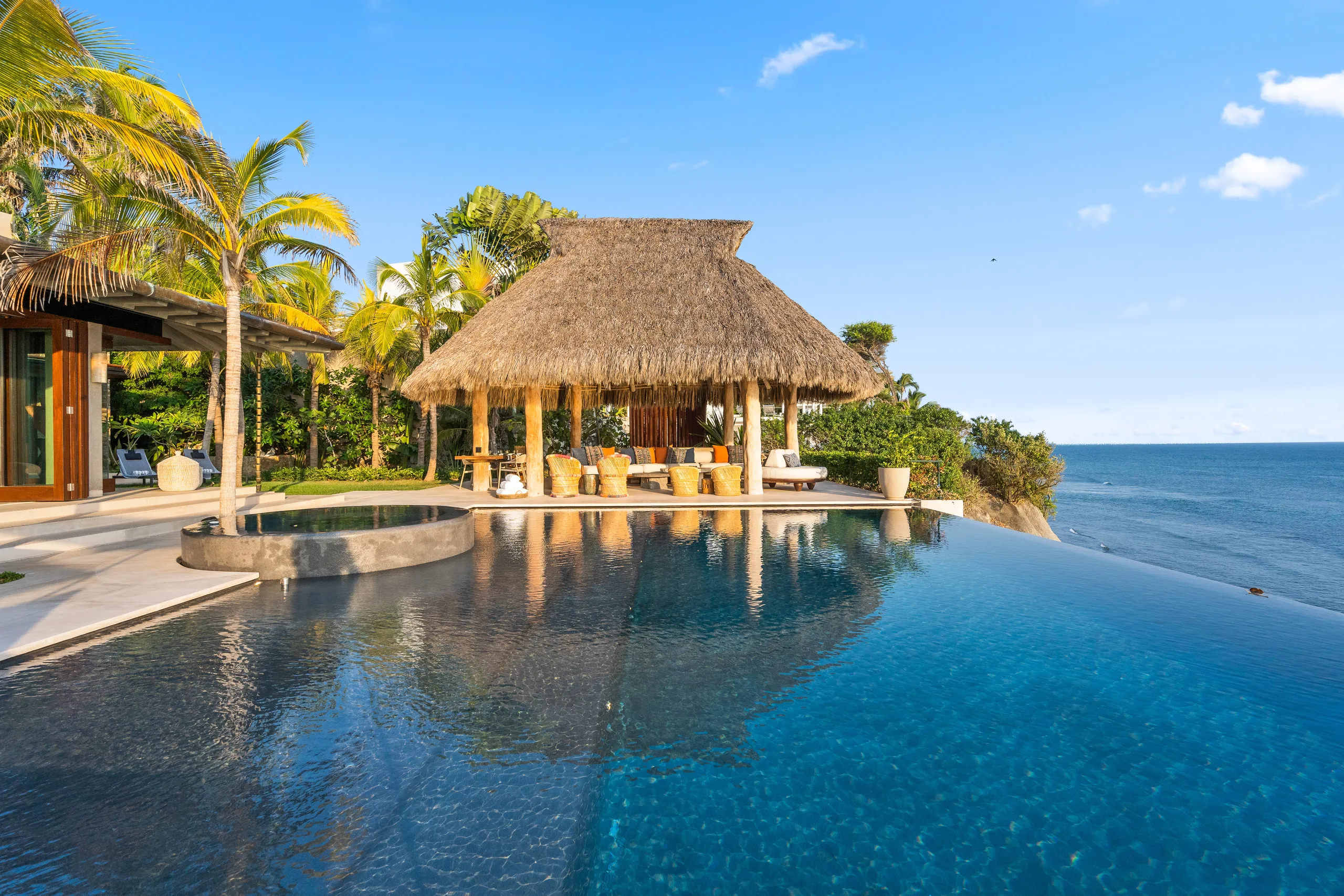 Exquisite Punta de Mita Villa with with Private Beach, Infinity Pool & Oceanfront Living — photograph 3