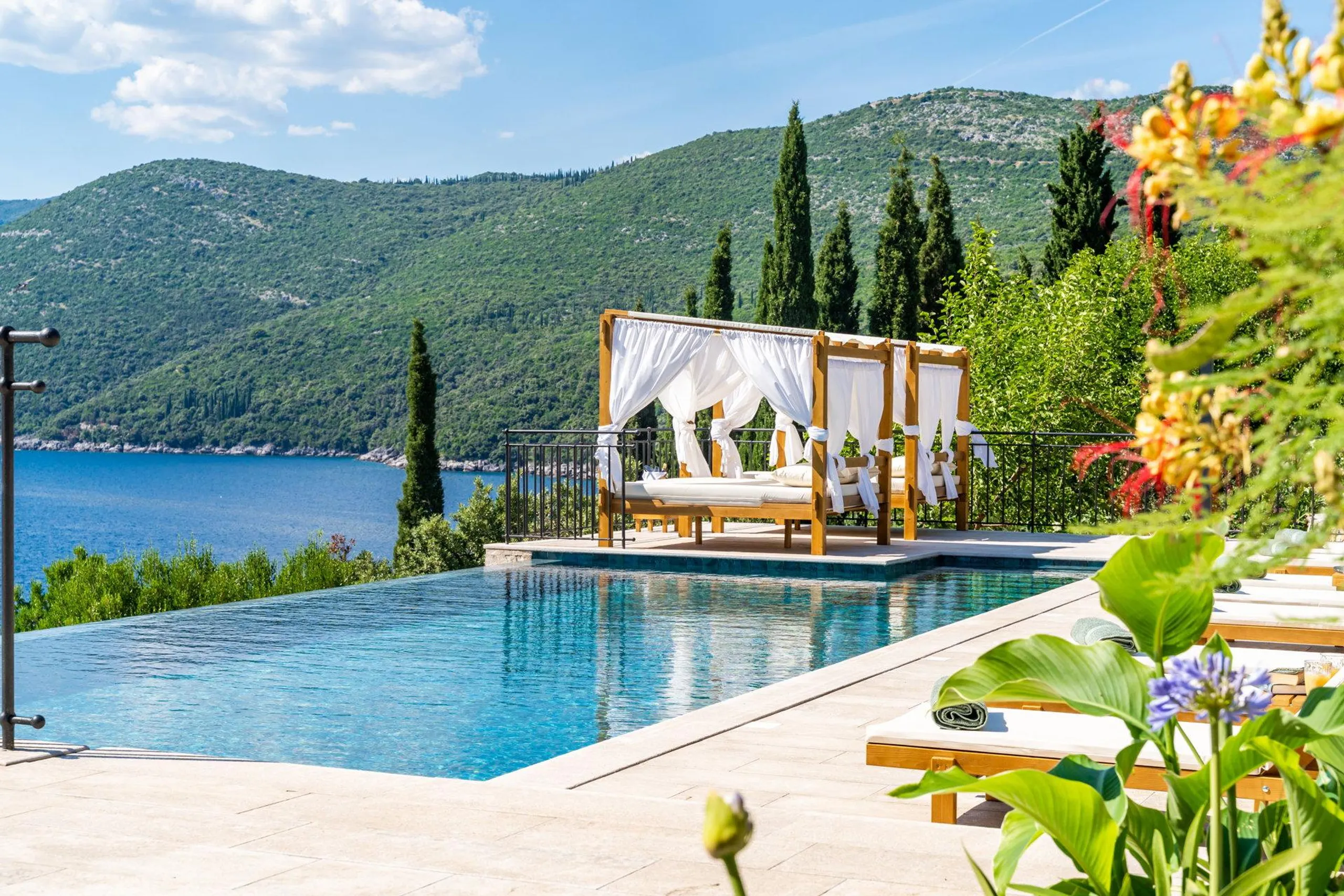 Statuesque Villa with Infinity Pool and Mesmerizing Blue Waters of the Adriatic Sea — photograph 4