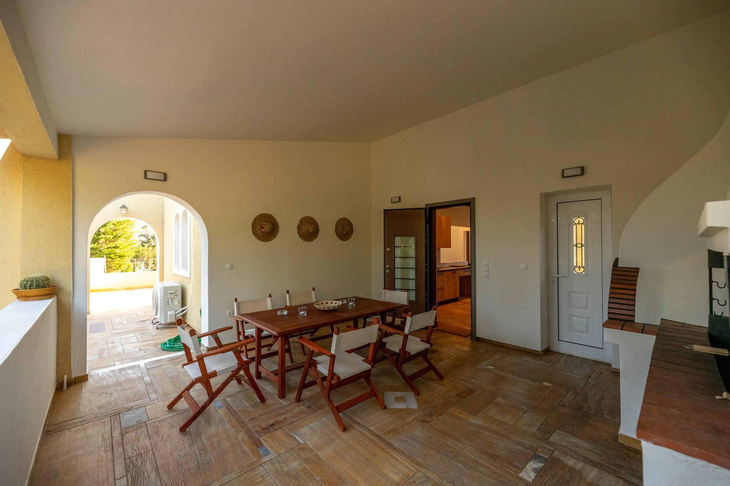 Serene Luxury Getaway with Lush Garden and Private Pool — photograph 7