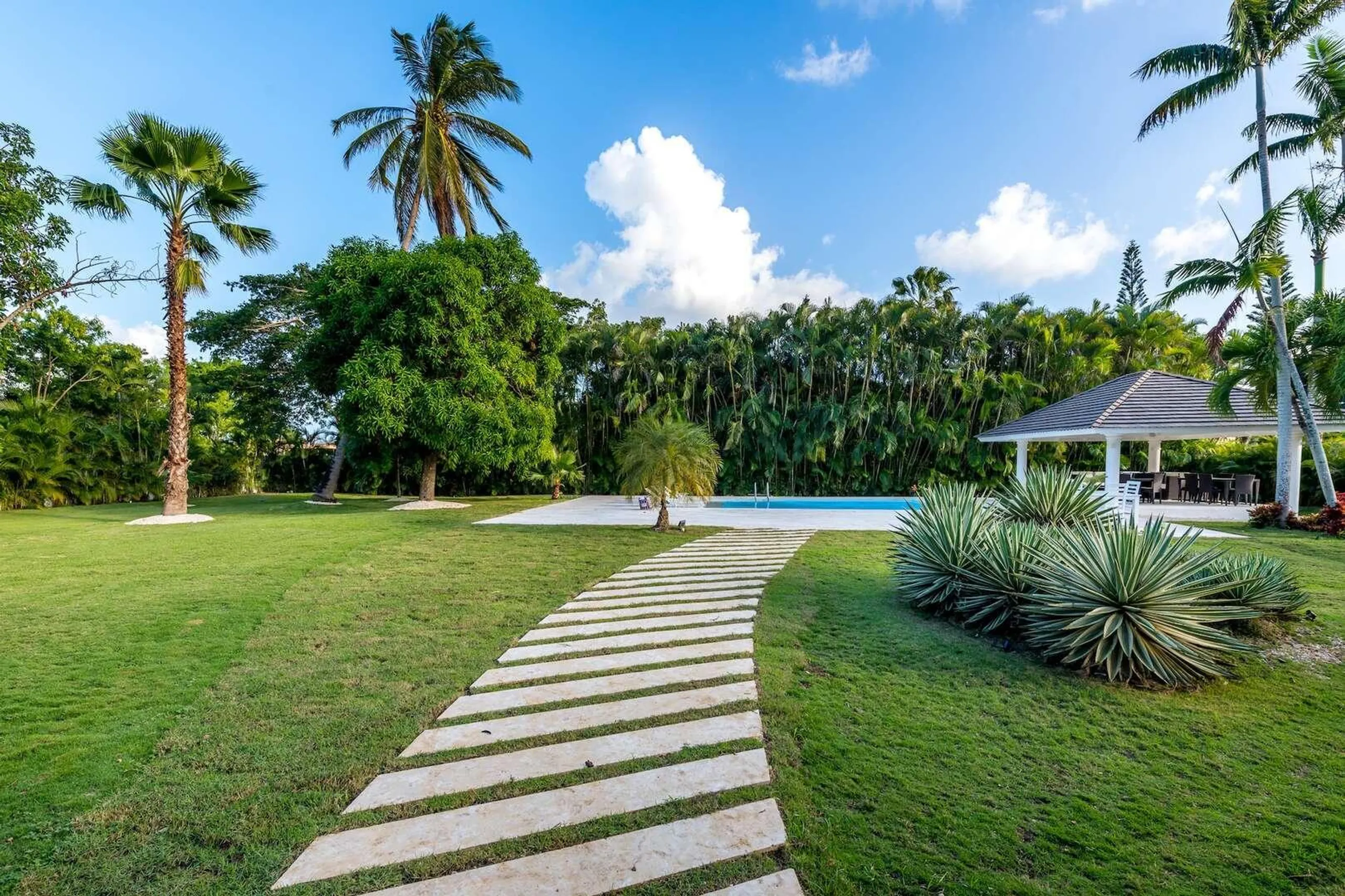 Casa de Campo's Luxe Haven Contemporary Styled Villa with Beach Access — photograph 5