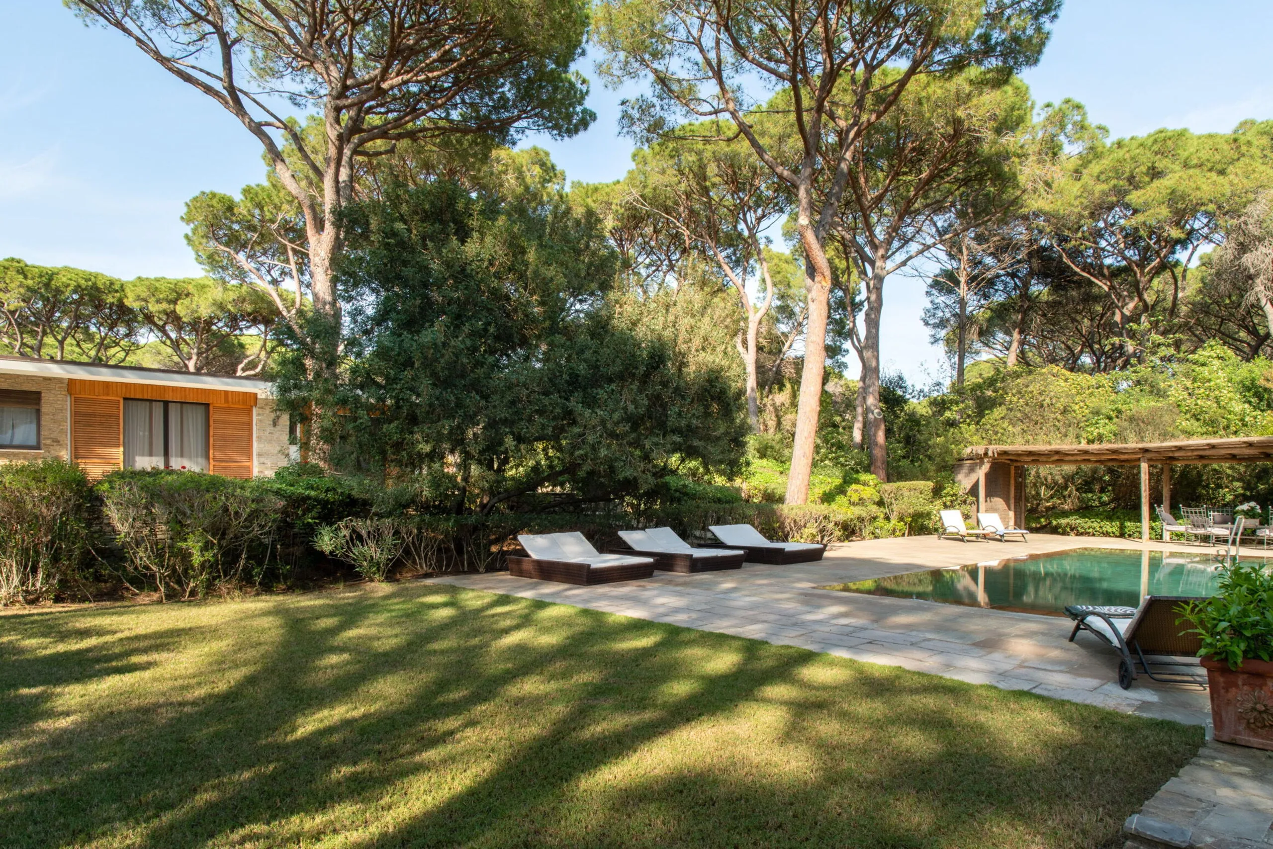 Gleaming Roccamore Estate with Private Pool and Lush Gardens — photograph 4