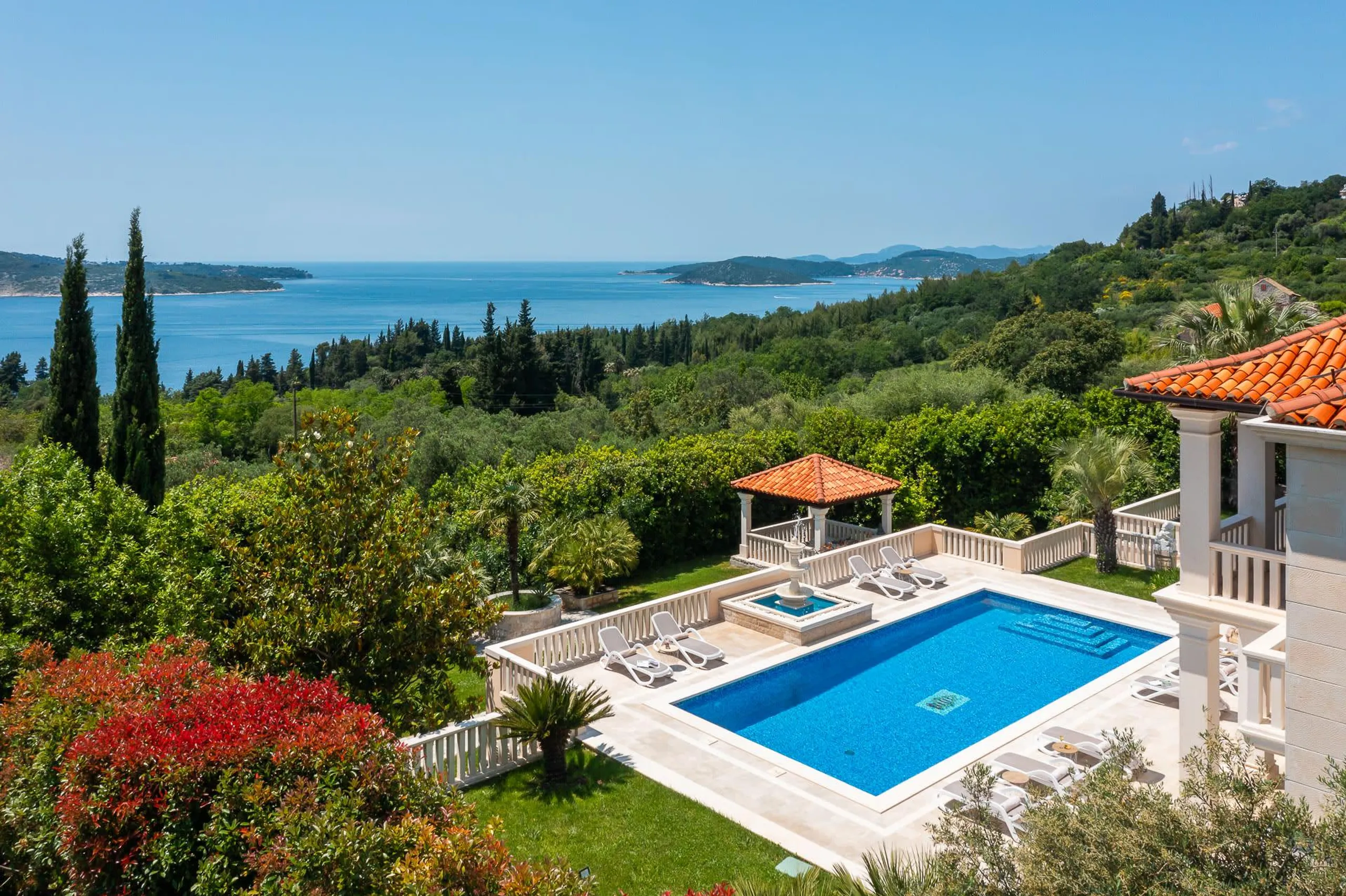 Charming Coastal Villa with Panoramic Views — photograph 4