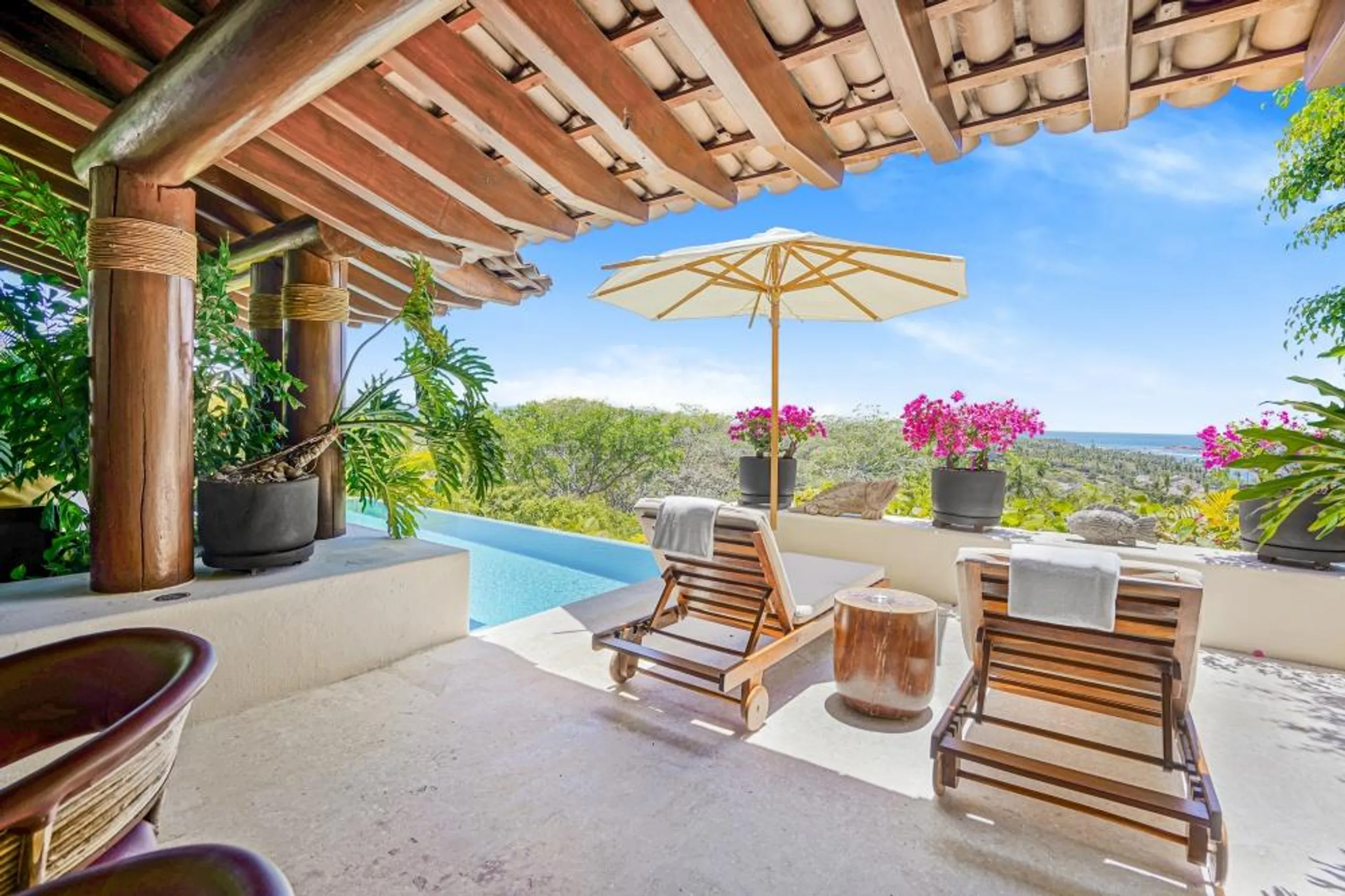 Opulence Unveiled with Mountain Vistas and Panoramic Ocean View Retreat — photograph 5