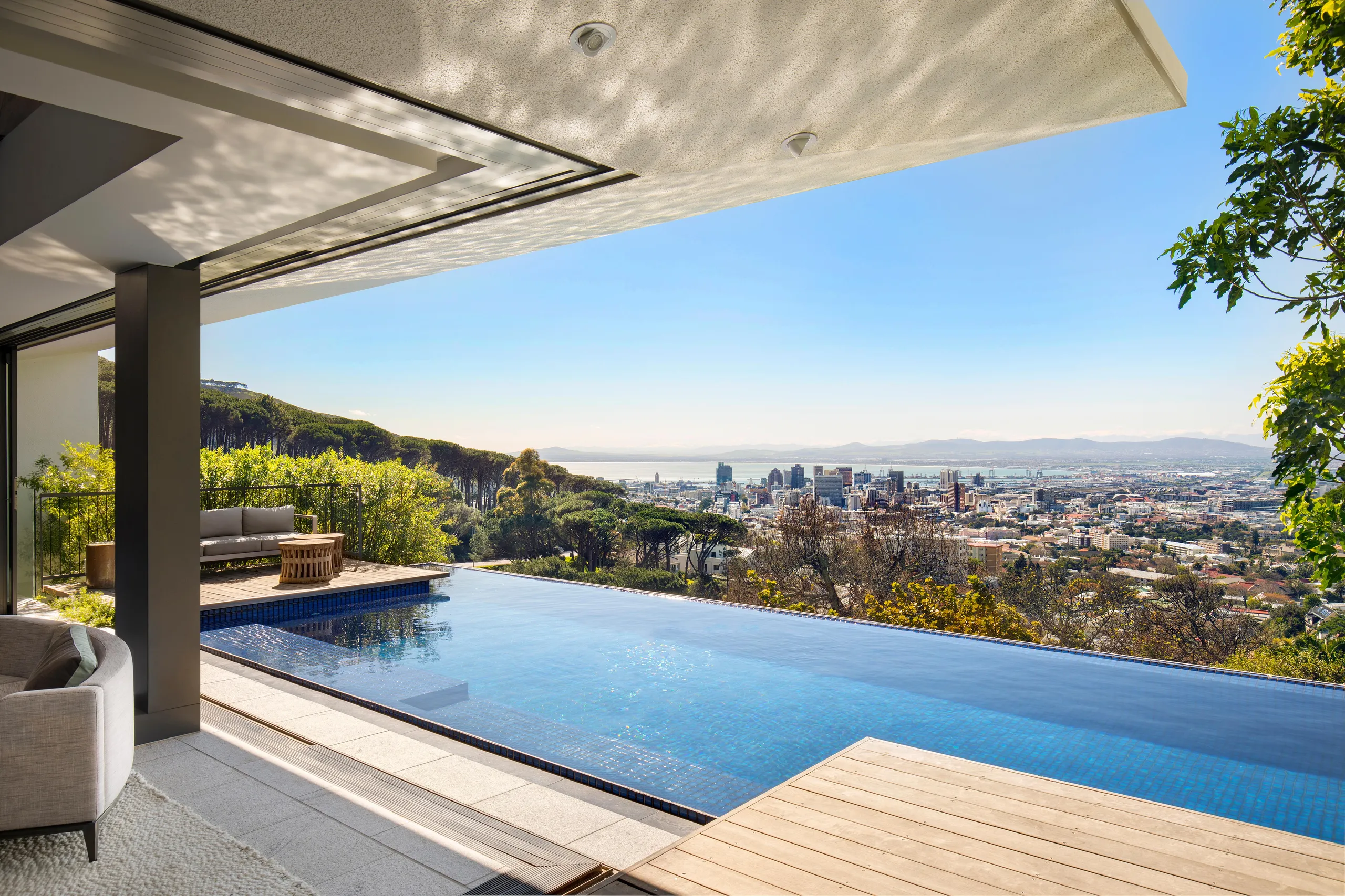 Secluded Luxury Villa with Breathtaking Views — photograph 4