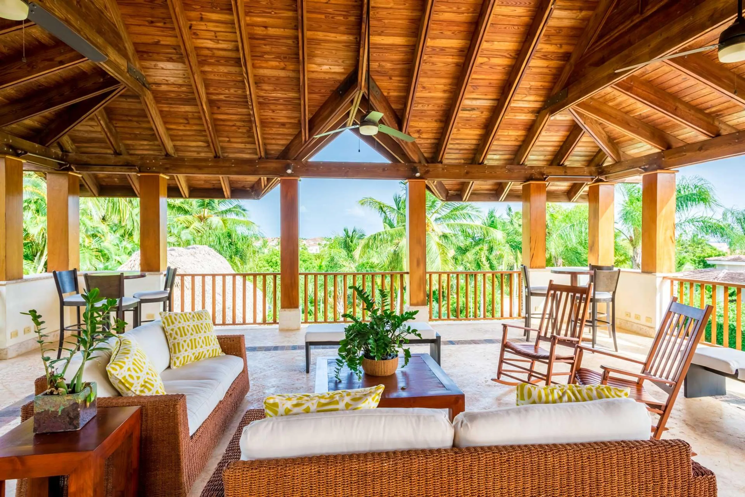 Exquisite Tropical Villa with Infinity Edge Pool and Balinese-Inspired Elements — photograph 4