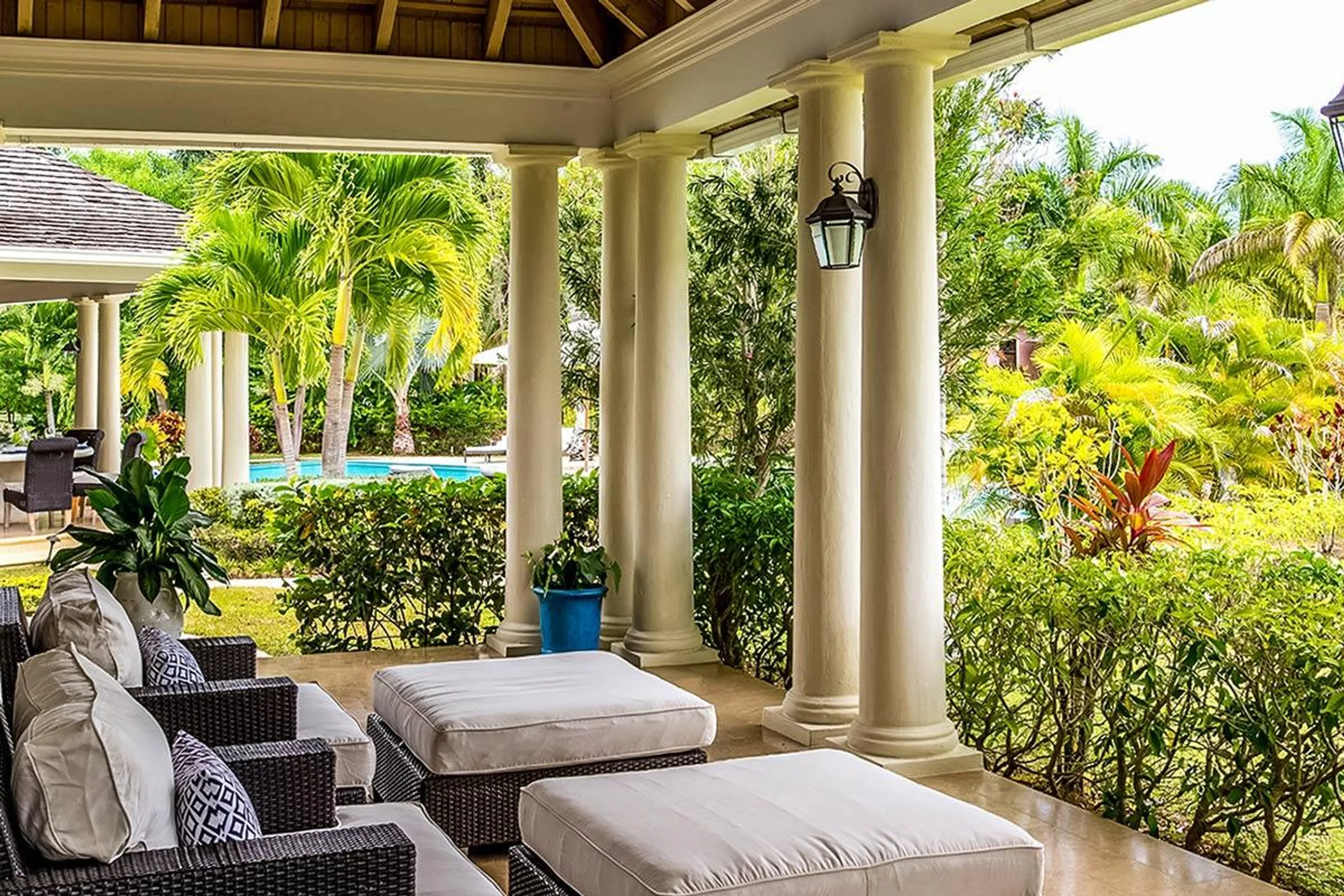 Charming Tropical Retreat in Sandy Bay with Private Pool and Lush Garden Grounds — photograph 4