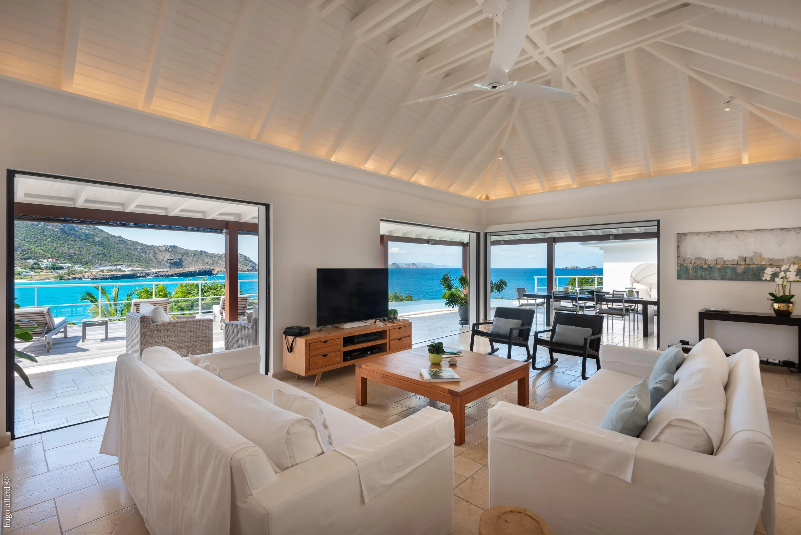Majestic Seaview Villa with Pool and Indoor-Outdoor Living — photograph 2