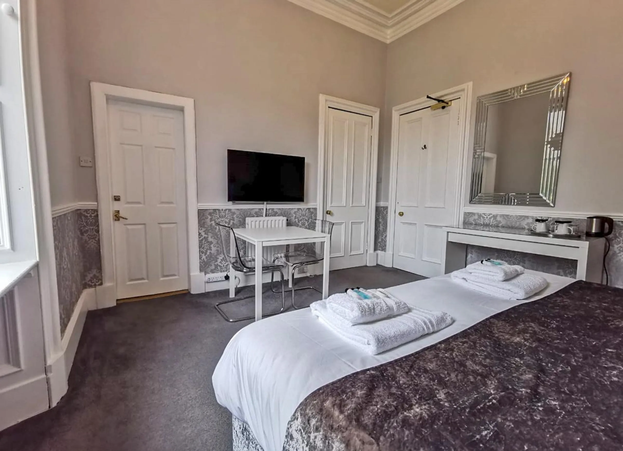 Prestigious 6BR Villa in Edinburgh with High Ceilings — photograph 9