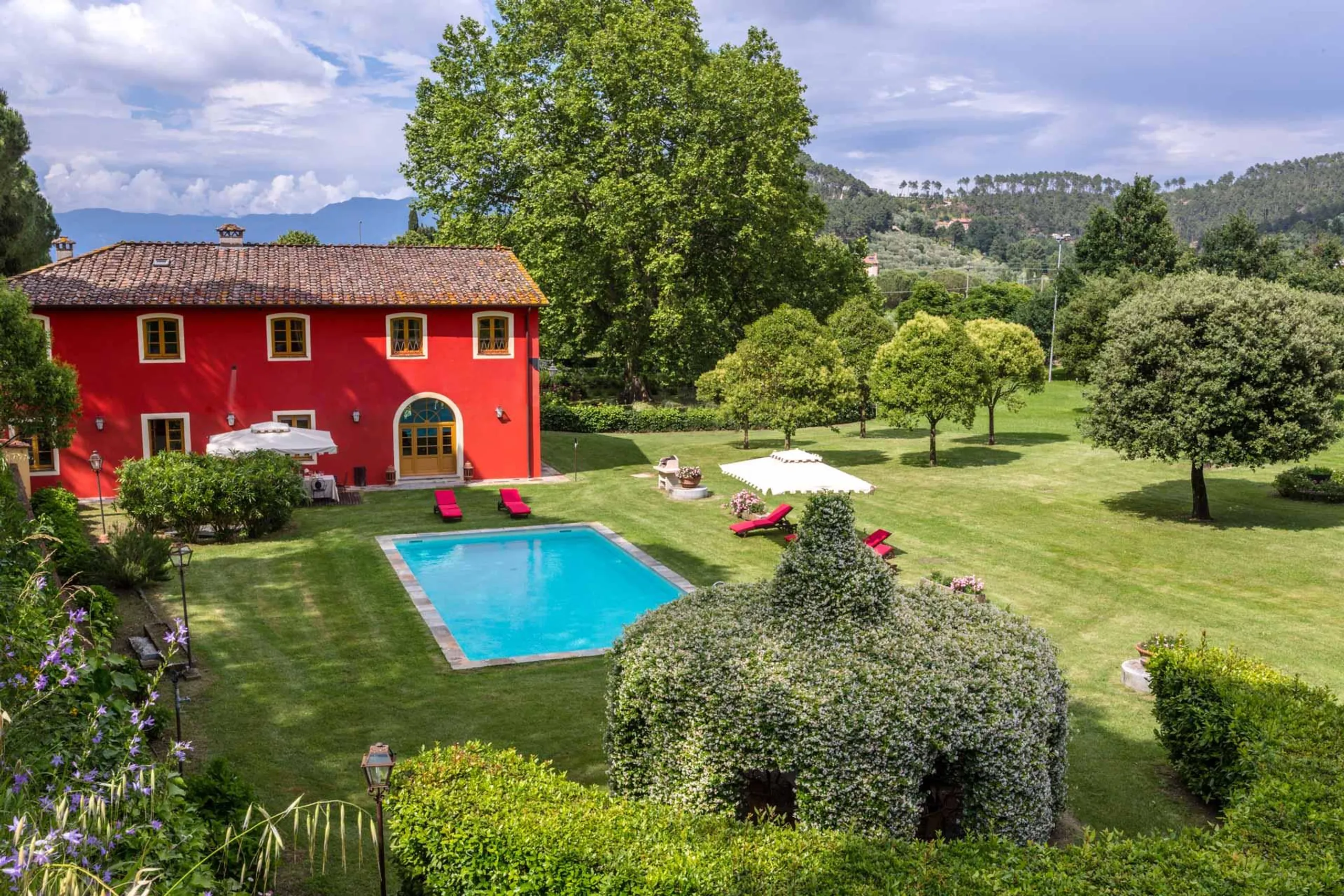 Romantic Tuscan Villa with Private Pool, Garden, and Enchanting Views — photograph 6