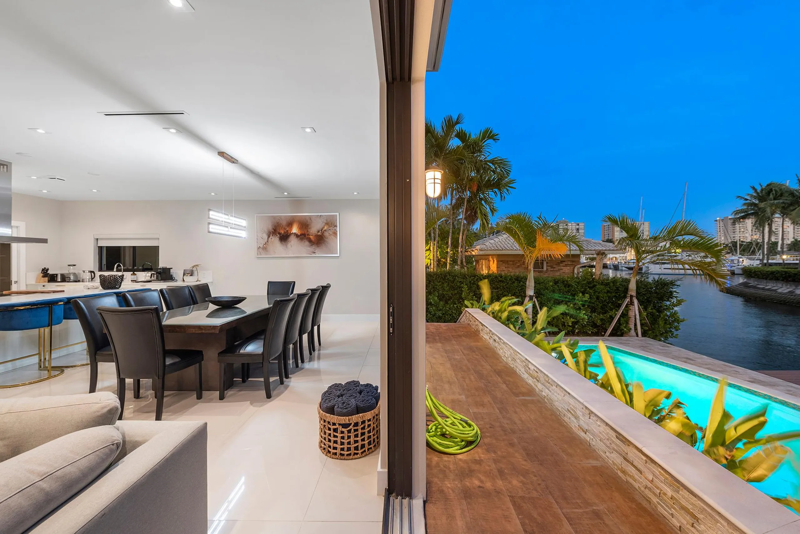 Amazing Waterfront Luxury Estate with Private Pool and Entertainment Room — photograph 9