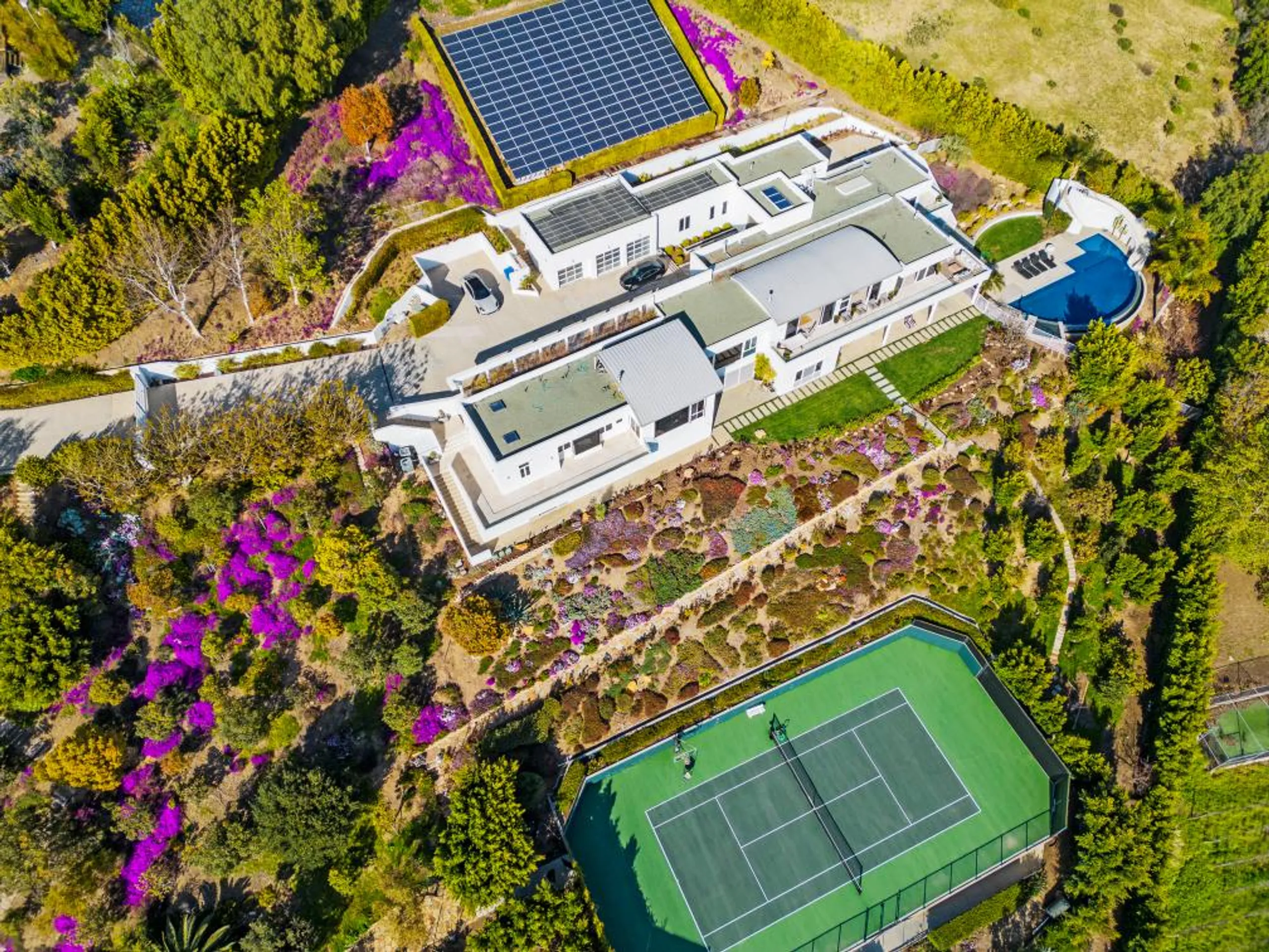 Architectural Malibu Estate with Infinity Pool and Tennis Court — photograph 6